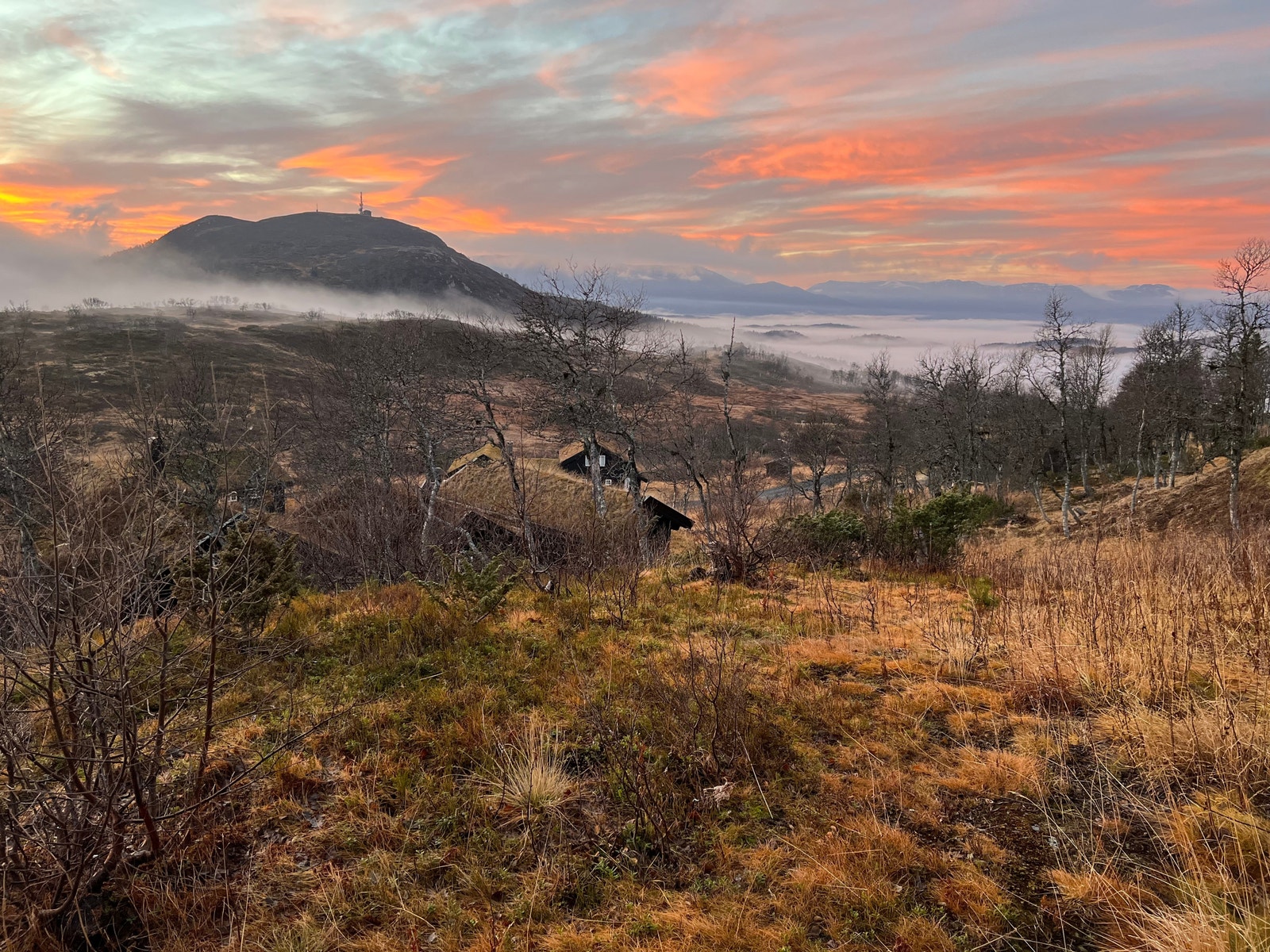 Utsikt til Killingnuten fra hytta (høst) Galleribilde