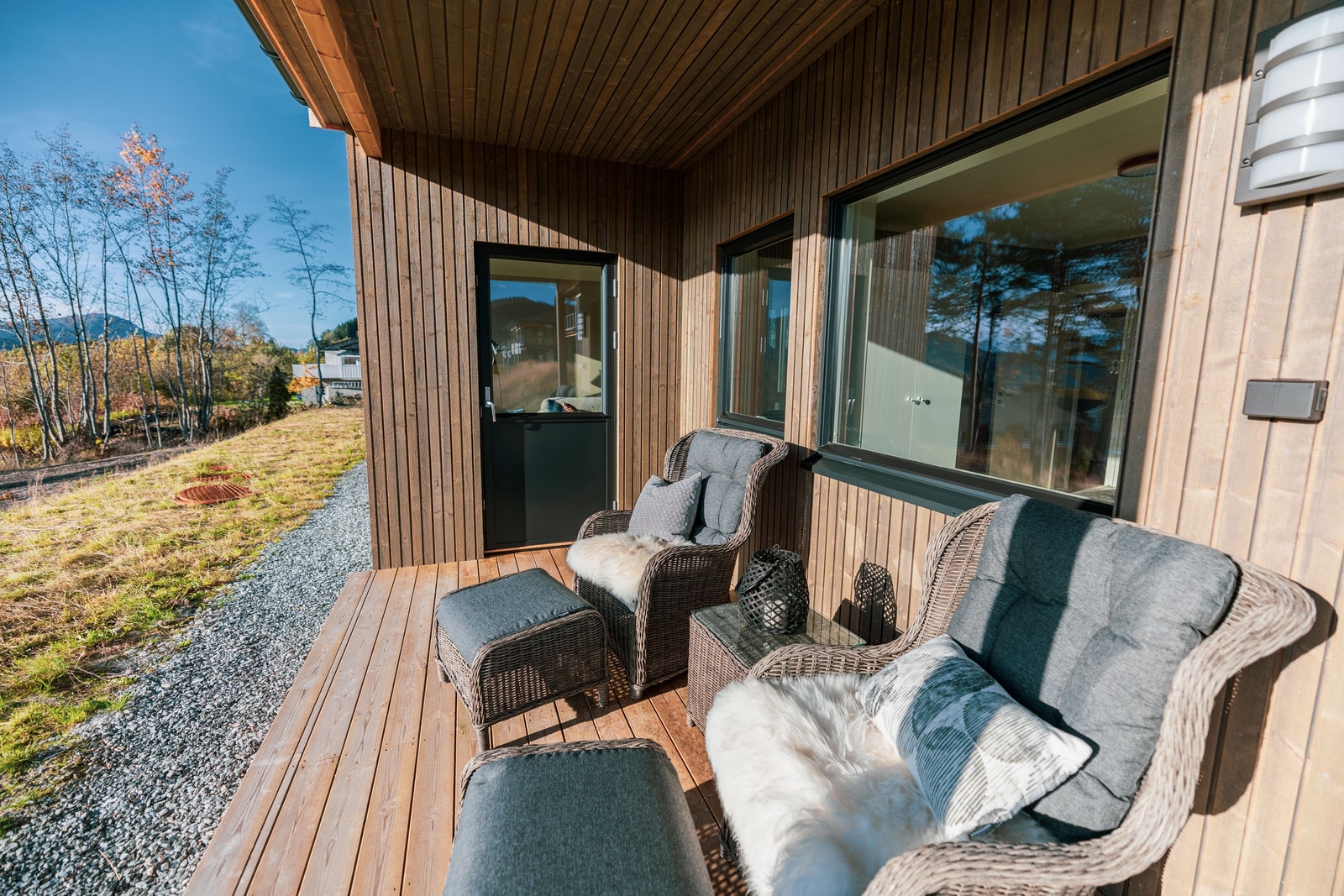 Usjenert og overbygd markterrasse med utgang frå stue Galleribilde