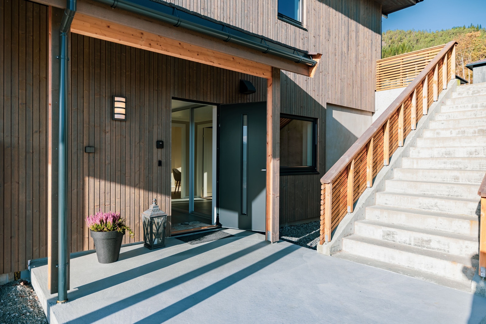Fint og prakatisk inngangsparti med overbygg og støypt betongplate Galleribilde