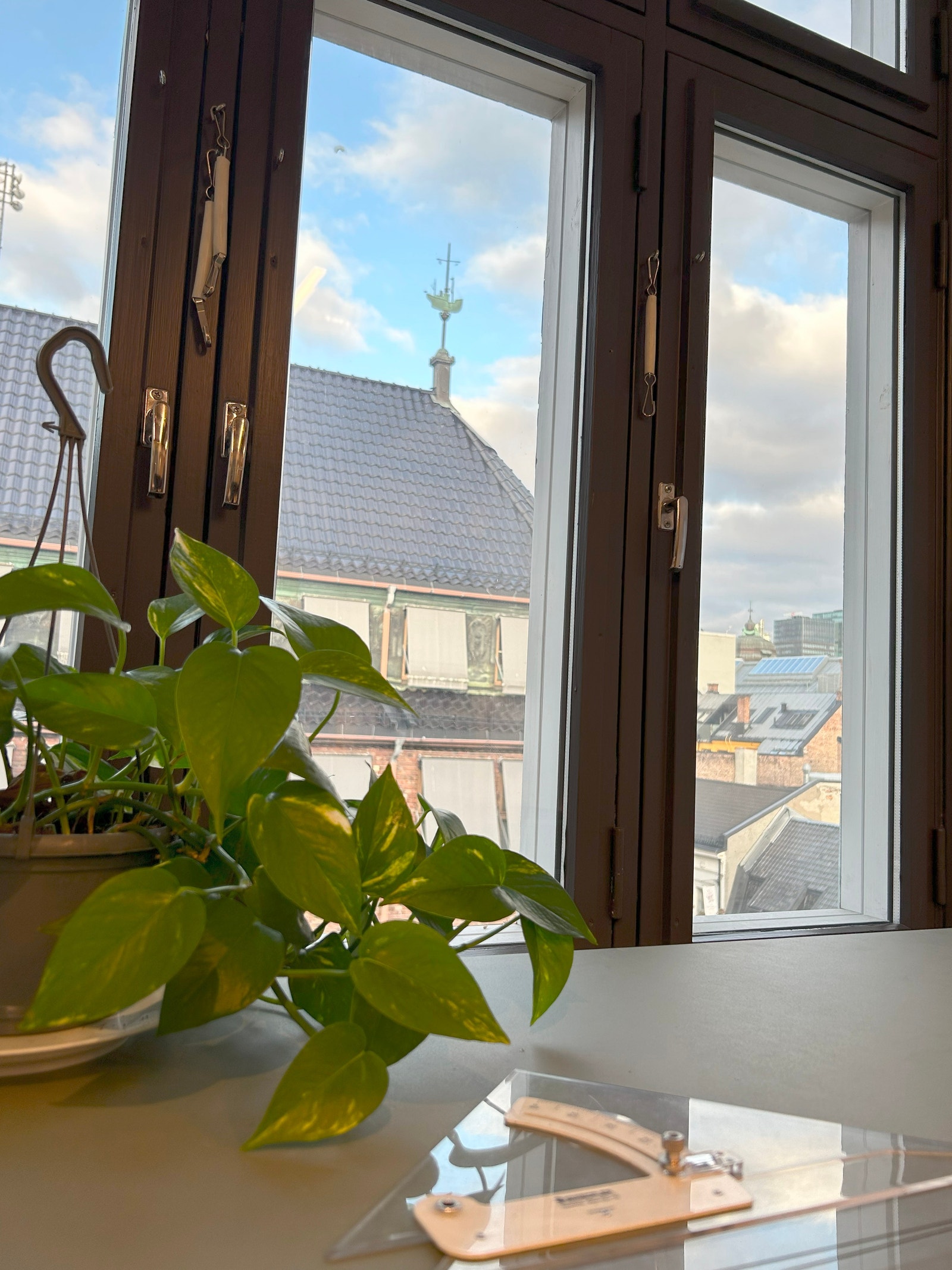 Møblesnekret abeidspult i vindusnisje Galleribilde
