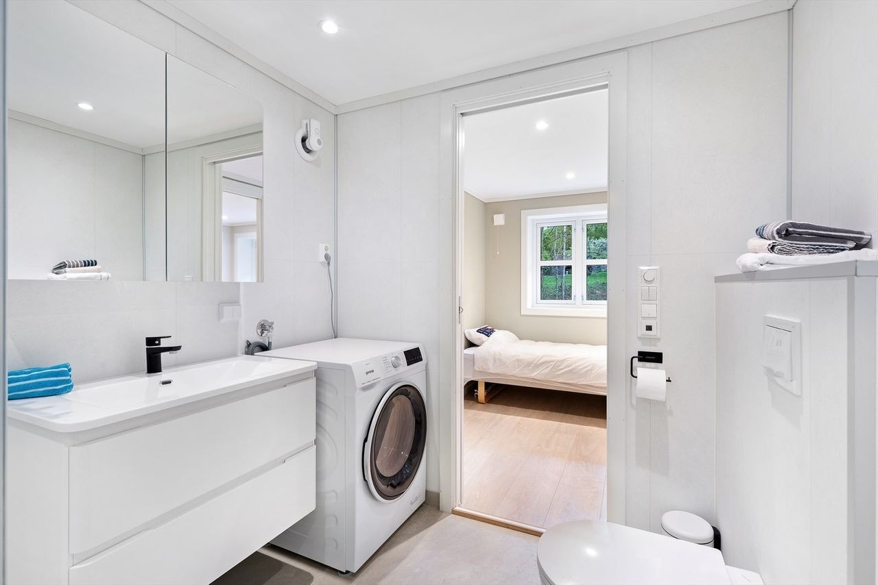 Leietaker disponerer ny vaskemaskin og tørketrommel (2 i 1 modell). Fliser på gulv og gulvvarme. Galleribilde