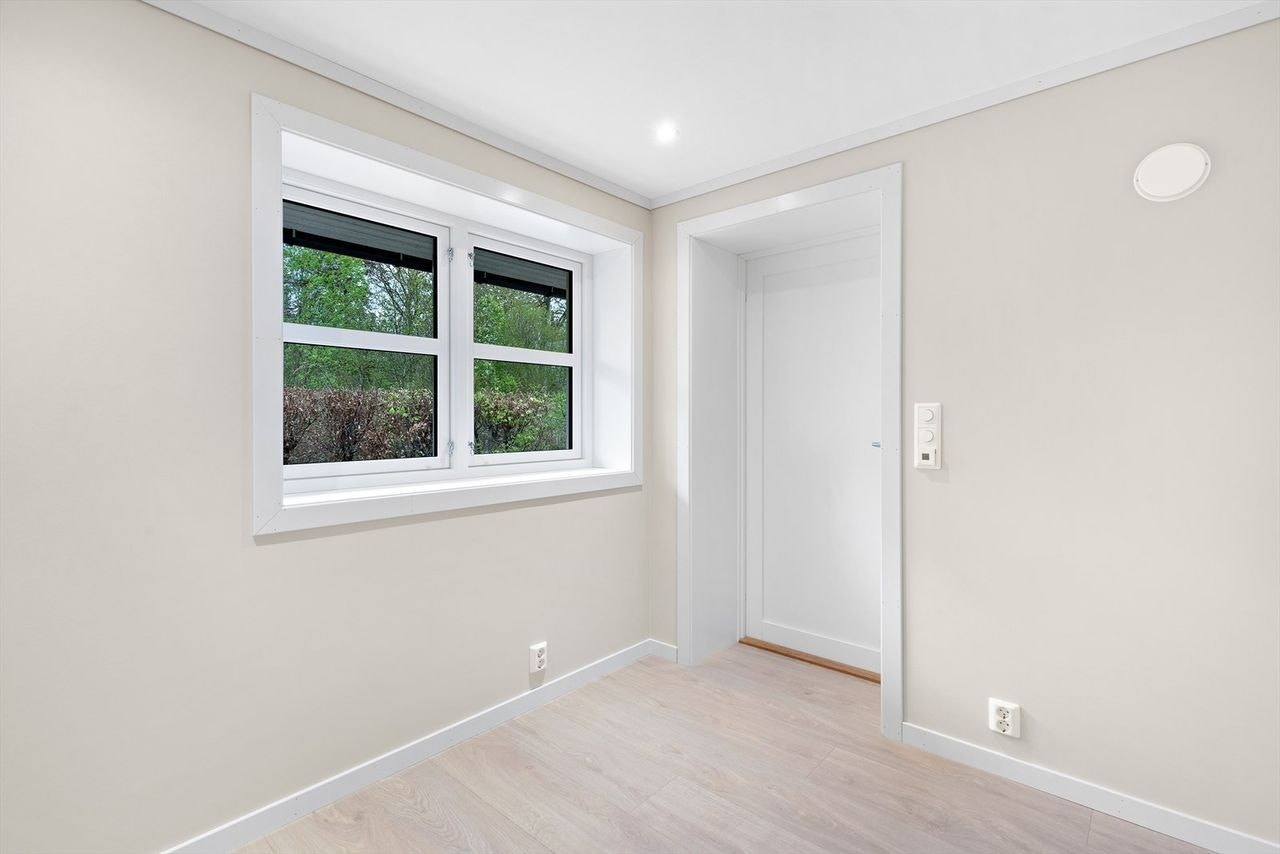 Store vindusflater gir rommet naturlig lys Galleribilde