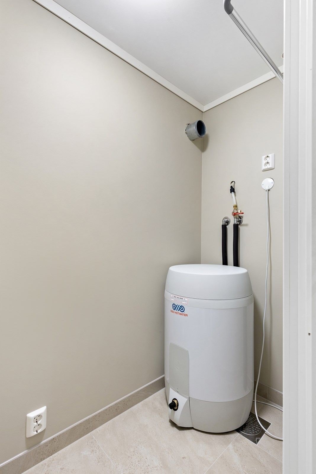 Boden ved badet har hyller og oppheng for kleshengere som kan brukes som en mini - walk inn garderobe. Galleribilde