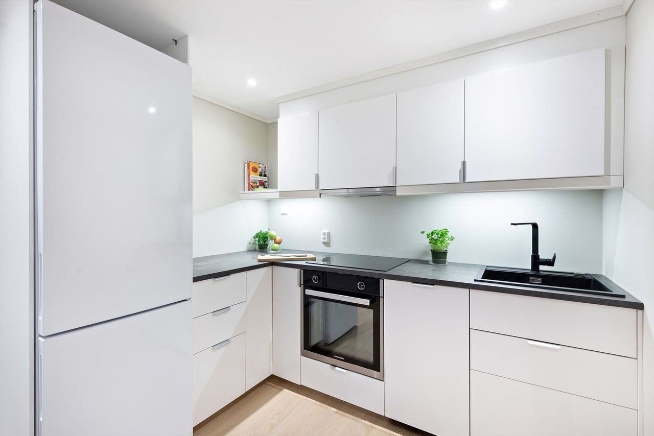 Det nye kjøkkenet består av integrert komfyr og induksjon platetopp. Integrert oppvaskmaskin. Kjøleskap med fryserdel. Leies ut med servise, bestikk, kjeler, m.m. Galleribilde