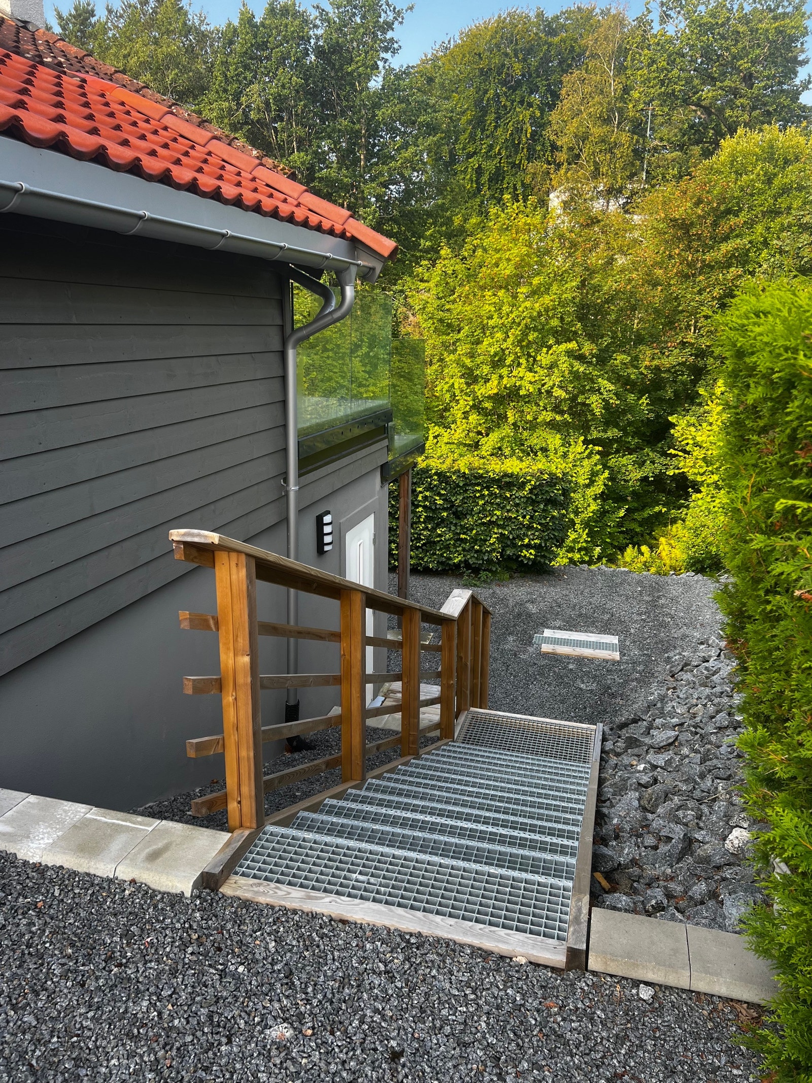 Nytt og pent opparbeidet adkomst område. Galleribilde