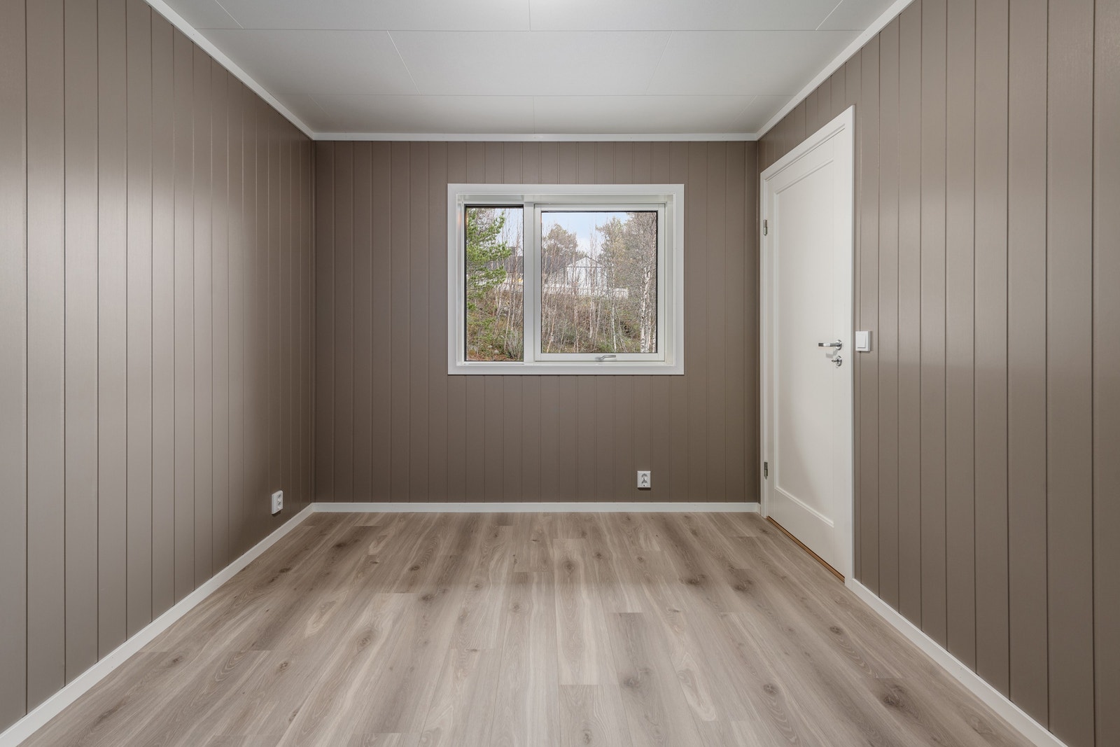 Hoved-soverommet har god størrelse og med mulighet for skyvedørsgarderobe. Galleribilde