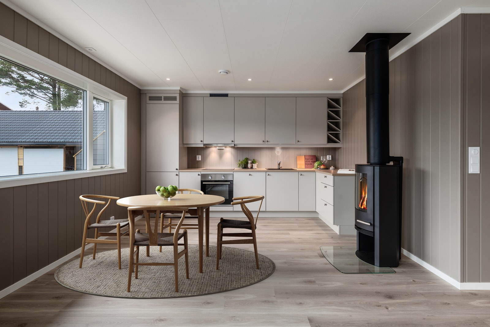 Leiligheten har et stort og moderne kjøkken fra Strai med integrerte hvitevarer. Spotter i tak. Peisen gir ekstra varme på kalde høst og vinter-dager. Digitalt møblert. Galleribilde