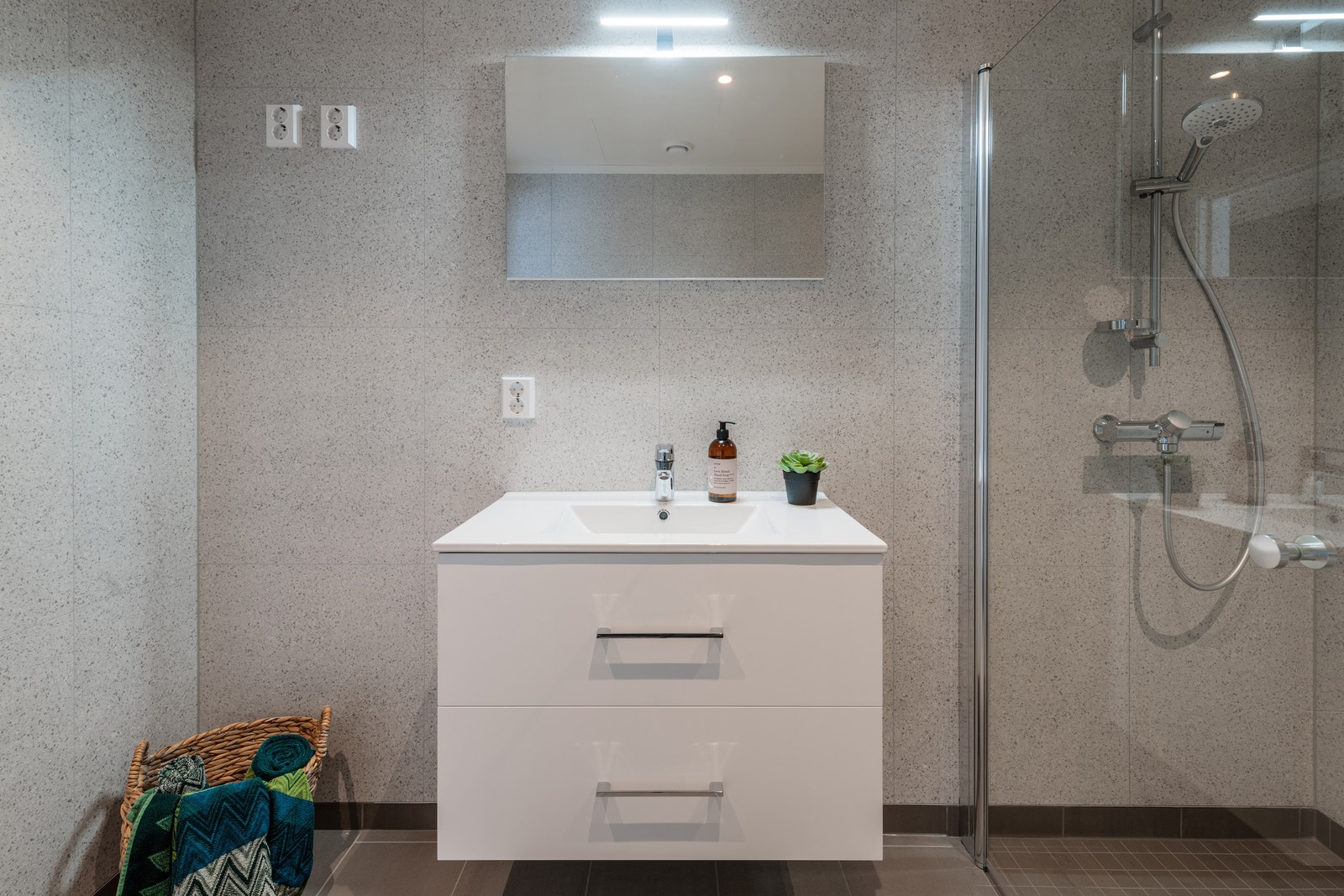 God oppbevaringsplass i store skuffer under vasken. Galleribilde