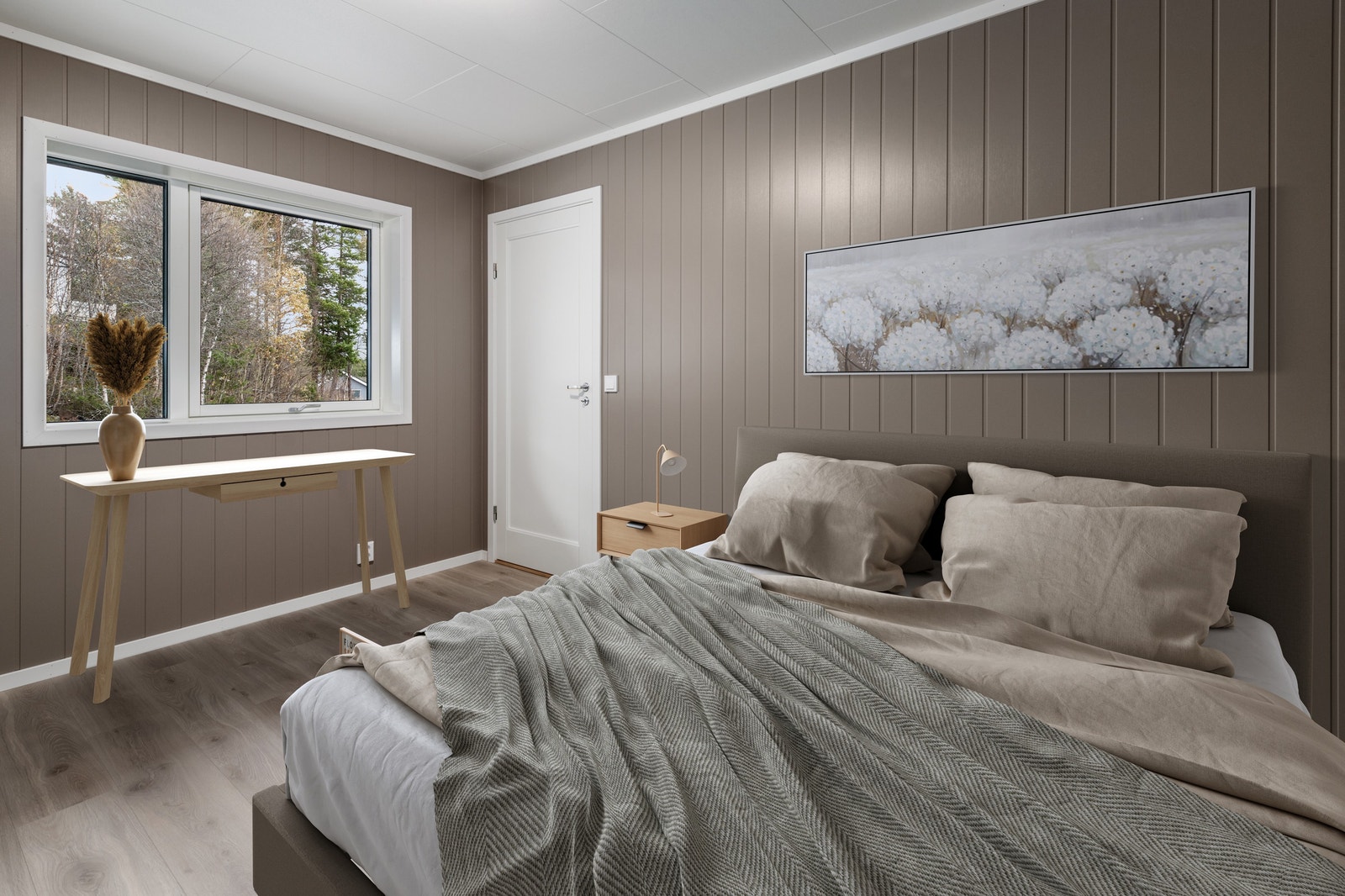 Stort hoved-soverom med mulighet for skyvedørsgarderobe og god oppbevaringsplass. Digitalt møblert. Galleribilde