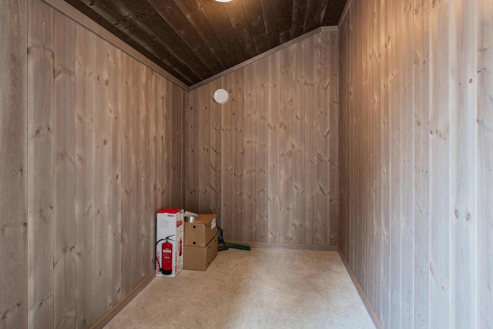 Stor isolert sportsbod rett ved inngangen med god plass til ski og sykler. Galleribilde