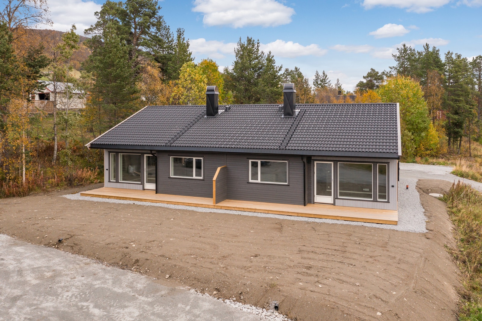 Med leiligheten følger stor treplatting med god plass til utemøbler. Galleribilde