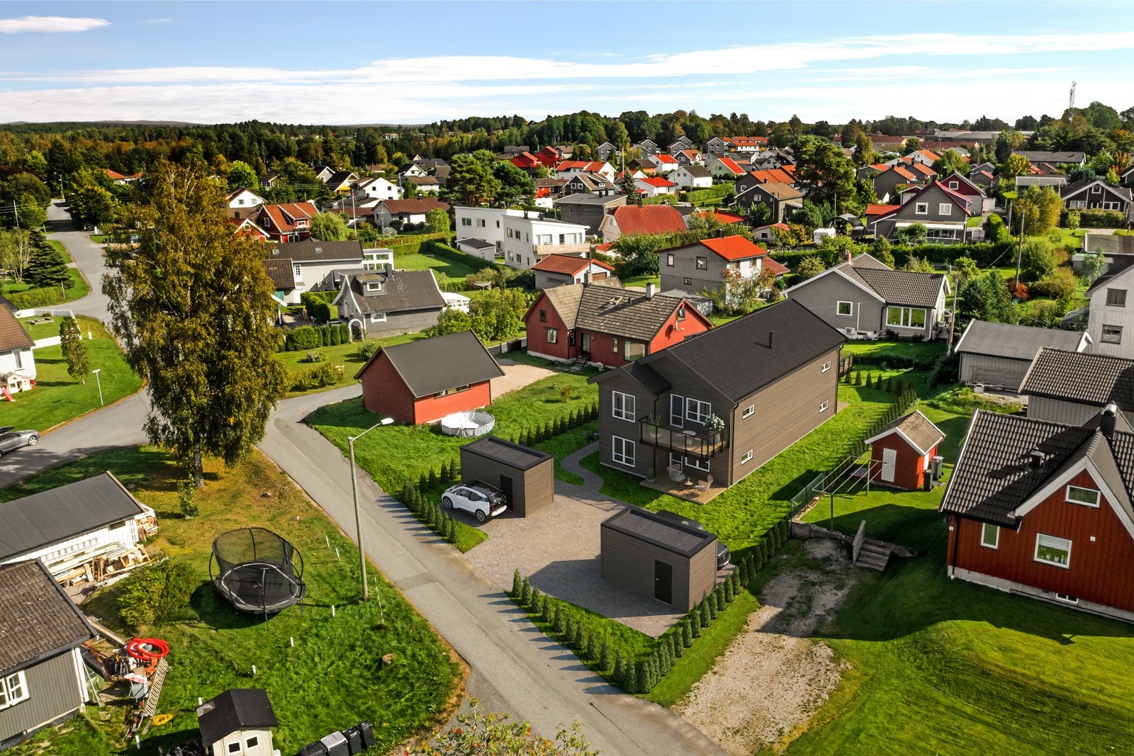 Boligene får fin plassering i et etablert boligfelt. Kort vei til det meste - samtidig som det er rolig og tilbaketrukket her. Galleribilde