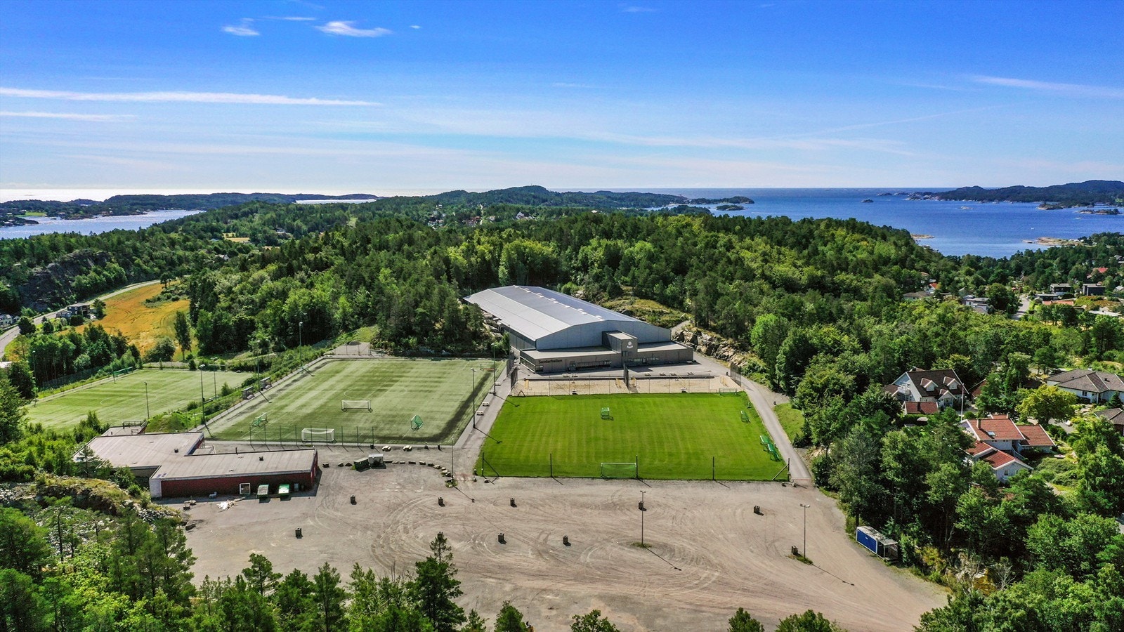 Kort vei til Kariåsen Idrettsanlegg som har et bredt aktivitetstilbud som favner mange grener. Idrettsparken har to ballbaner, gresslette, flerbrukshall, lysløype og to små helårs hoppbakker. Galleribilde