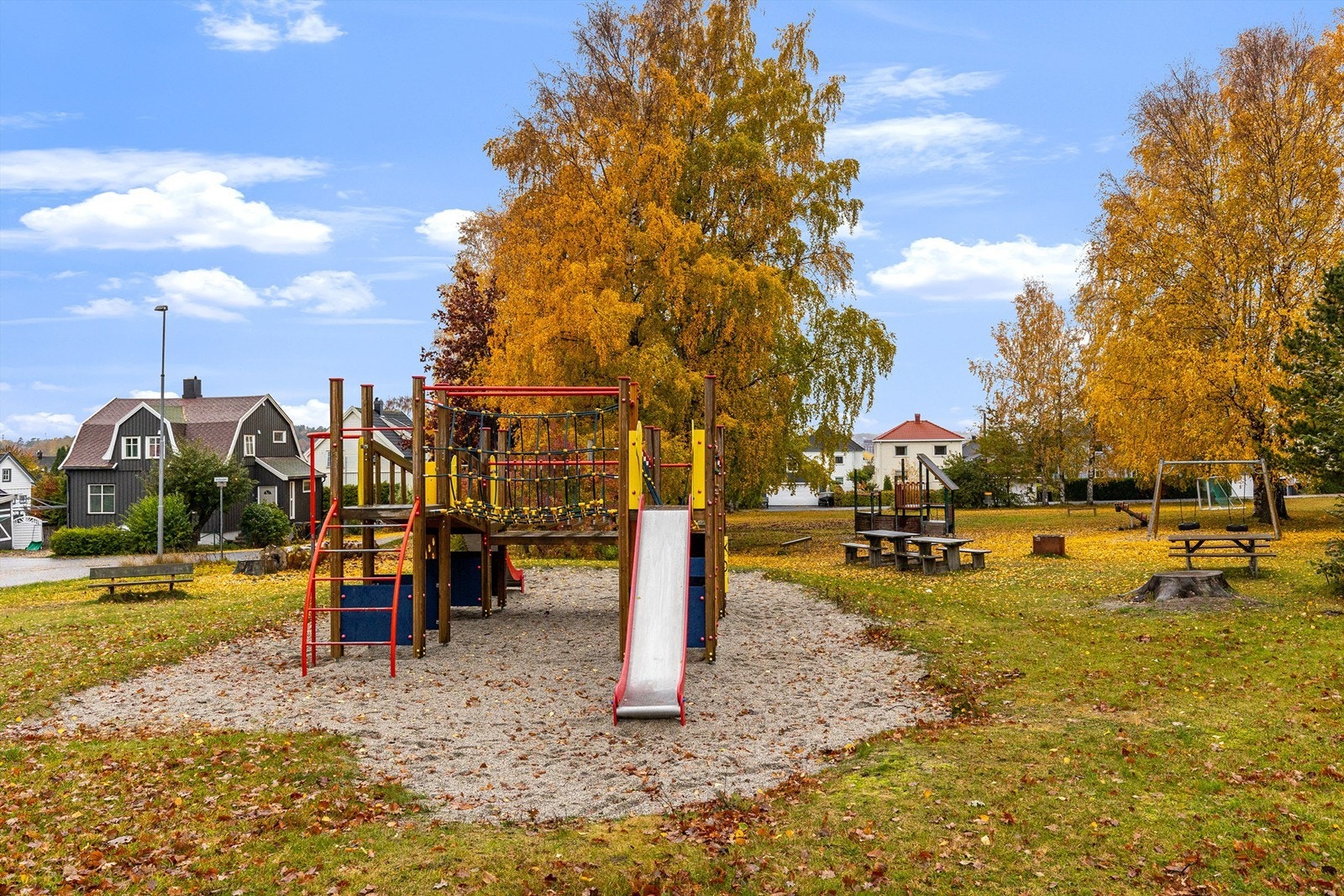 Rett i nærheten finnes det flere lekeplasser og fine turområder. Galleribilde