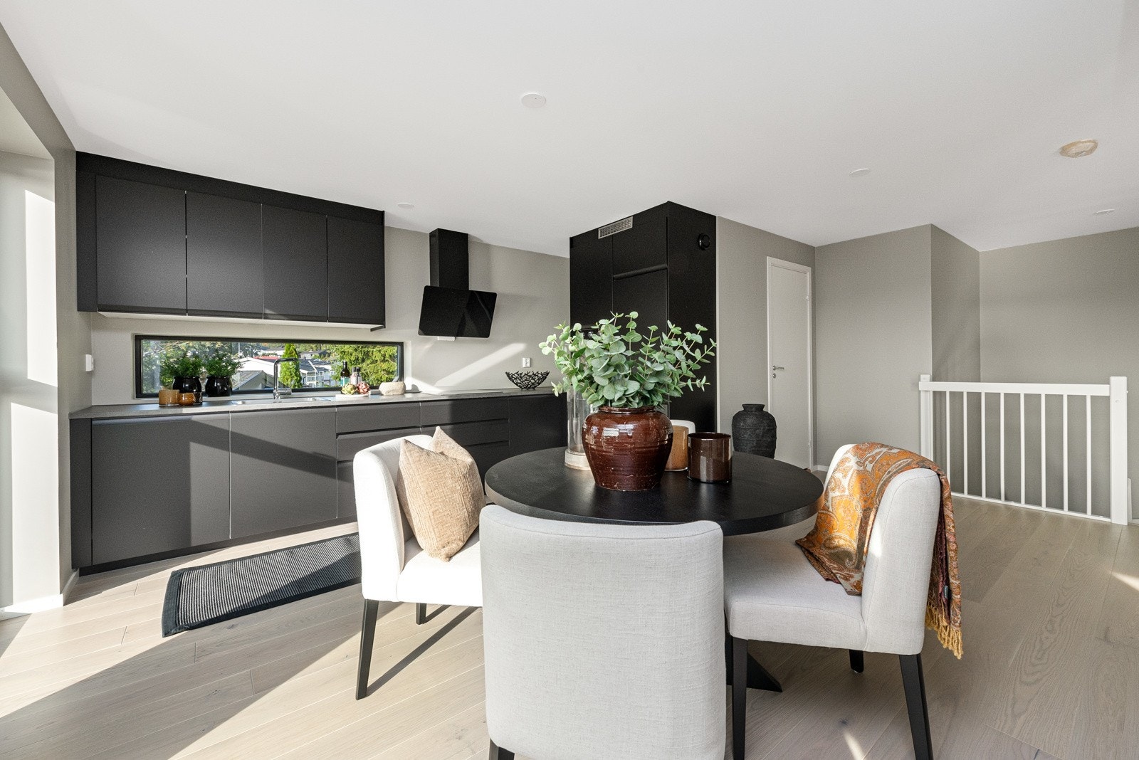 Hvitevarer i form av kombiskap kjøl/frys og stekeovn i høyskap, integrert oppvaskmaskin og platetopp med induksjon salget Galleribilde