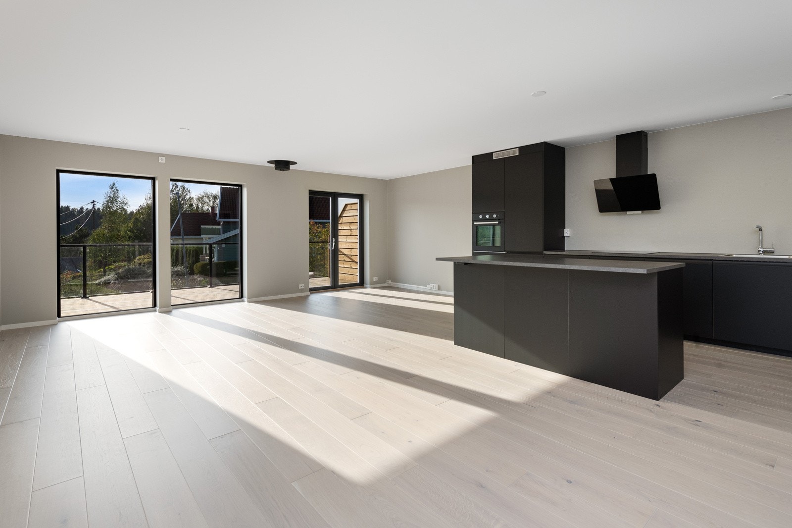 Moderne kjøkken type Uppløv fra IKEA i antrasitt farge fra IKEA i antrasitt farge. Galleribilde