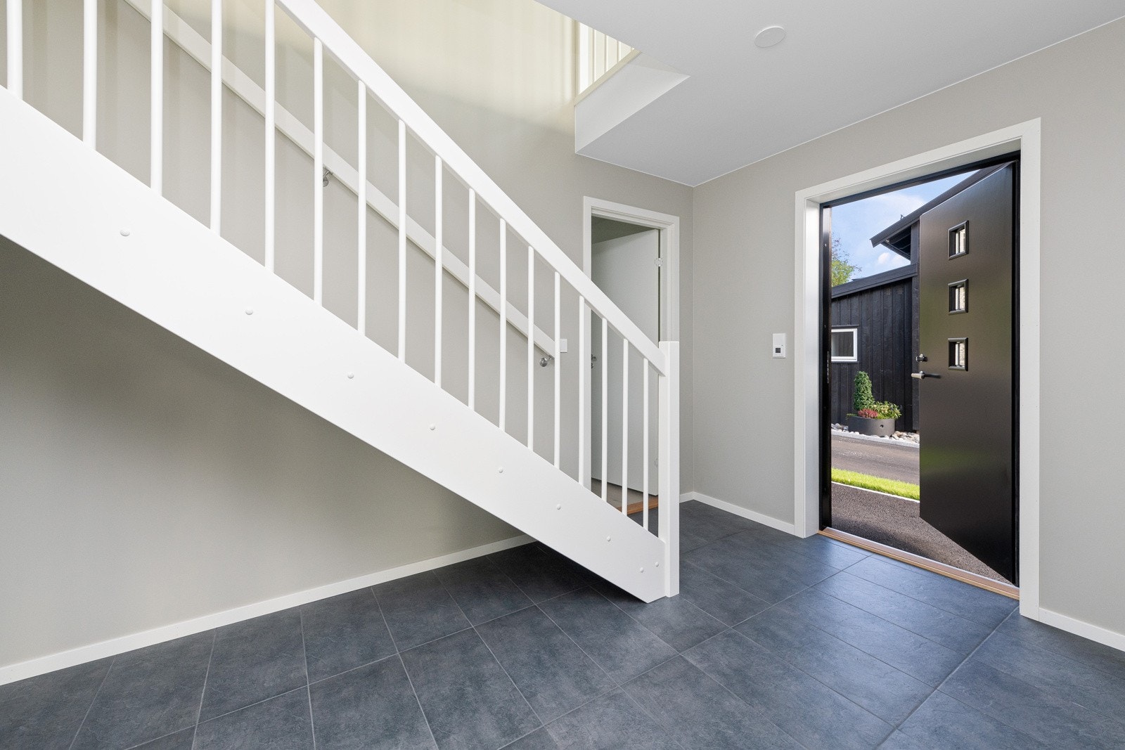 Her er det plass kommodeløsning, garderobeskap og klesknagger for oppbevaring av uteklær. Galleribilde