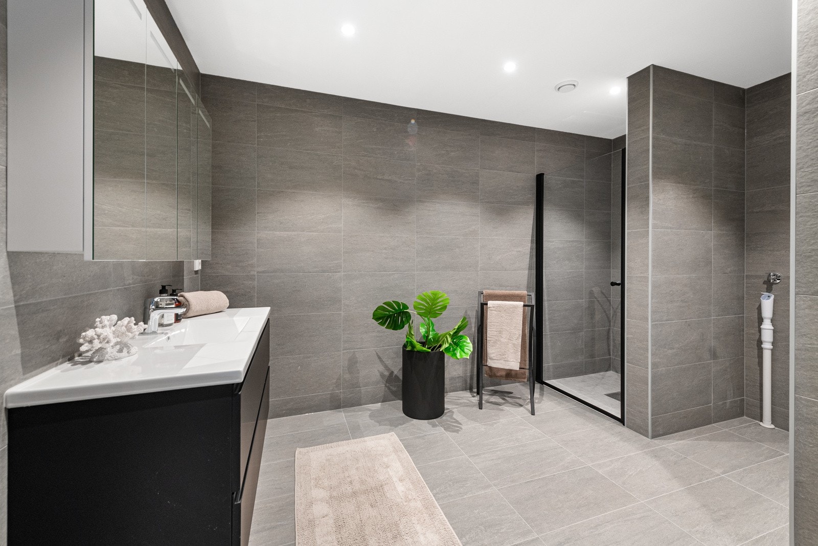 Romslig og flislagt bad i boligens 1. etasje. Opplegg for vaskemaskin i egen nisje. Galleribilde