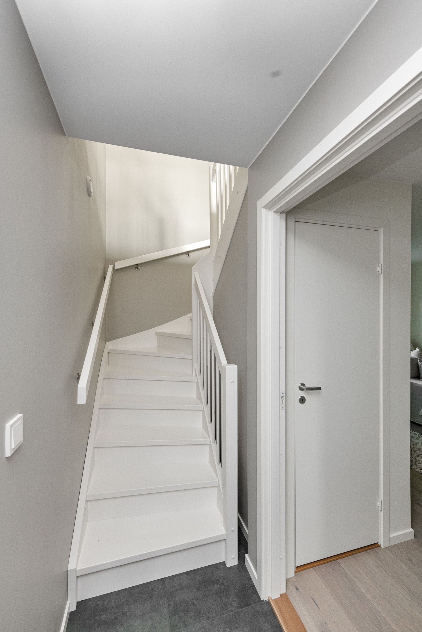 Bodplass under trapp Galleribilde