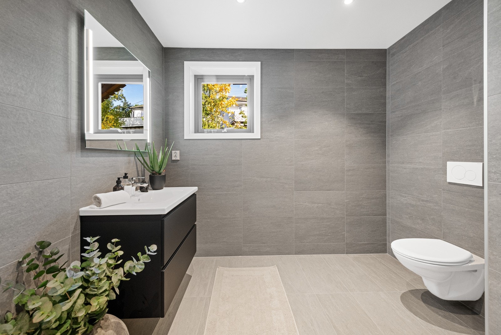 Delikat flislagt bad i 2. etasje med innredning fra Viking Bad. Downlights i tak Galleribilde