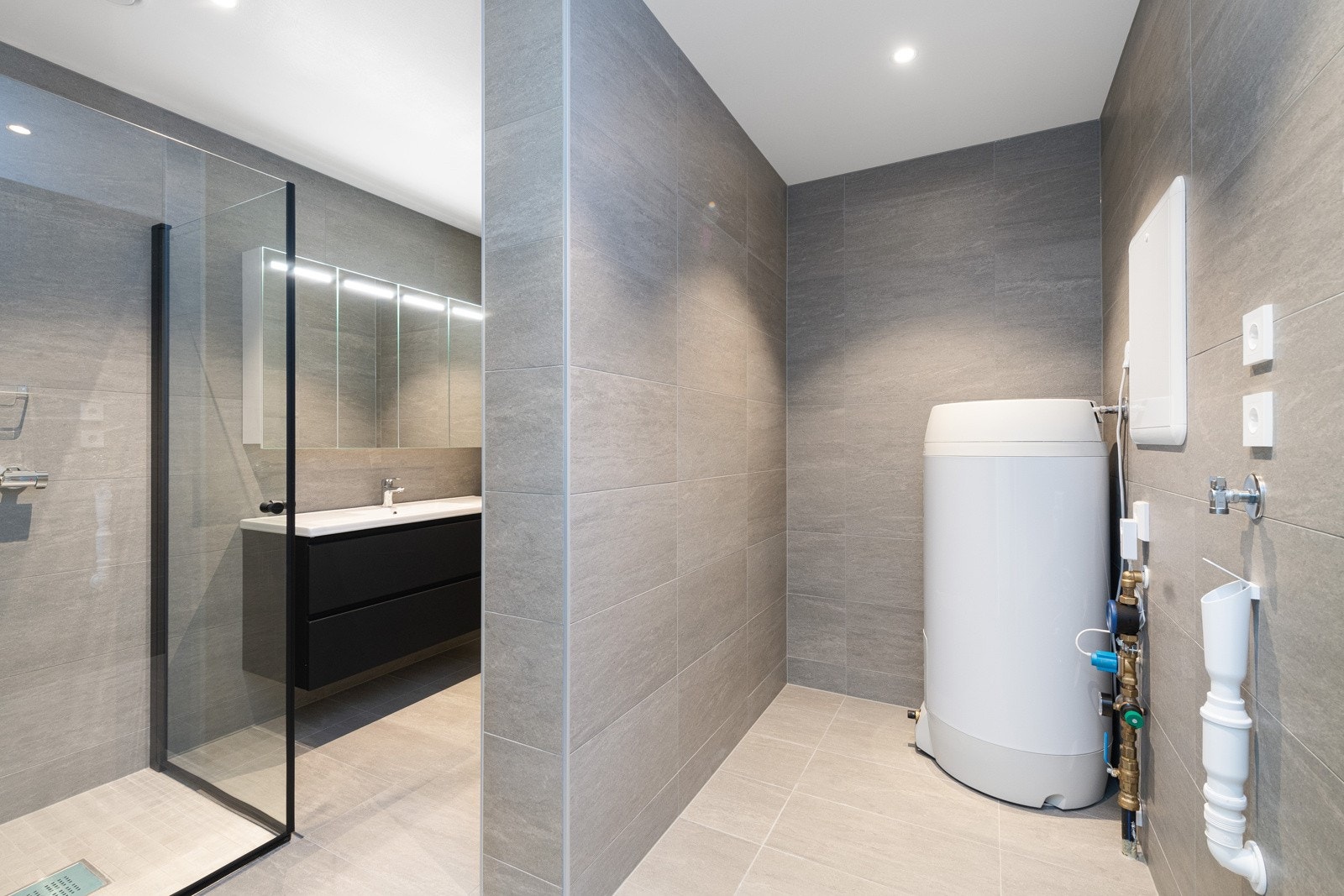 Bad i 1. etasje har egen nisje for vaskemaskin Galleribilde