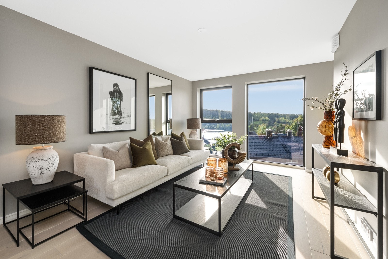 Fra stue- og kjøkkendel er det flott utsikt utover Våg og kulturlandskapet rundt Galleribilde