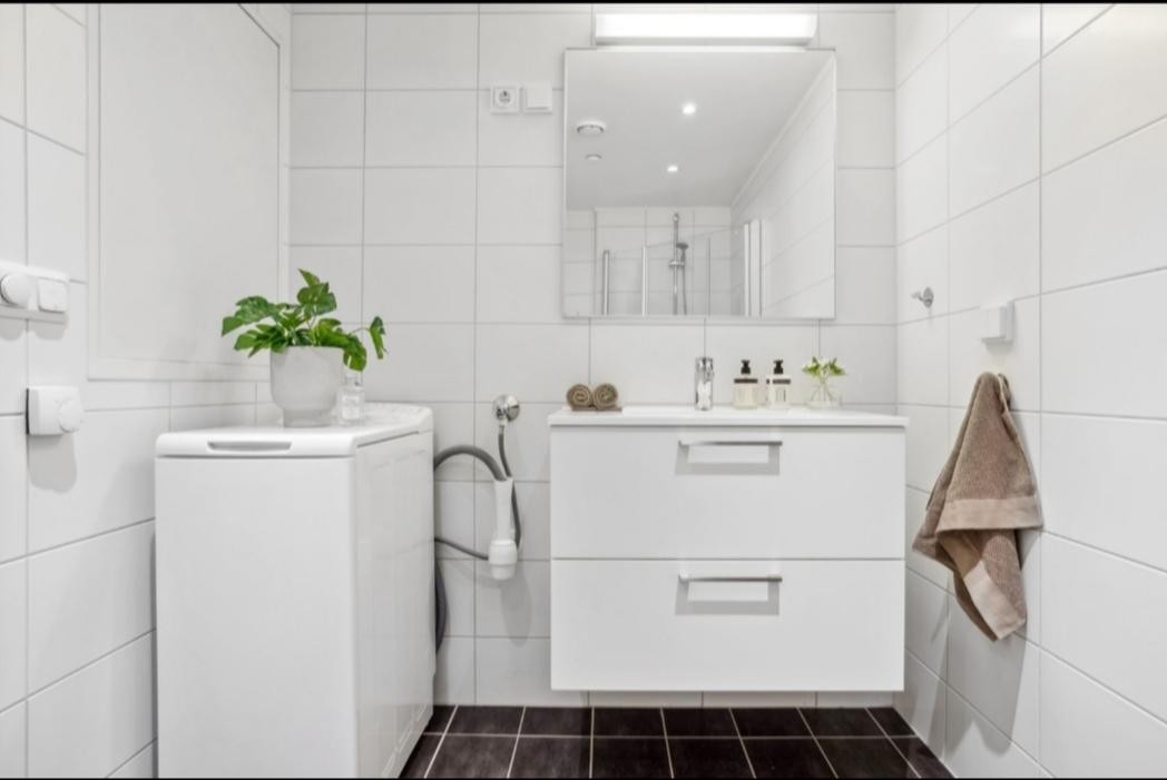 Helfliset bad med vaskemaskin Galleribilde