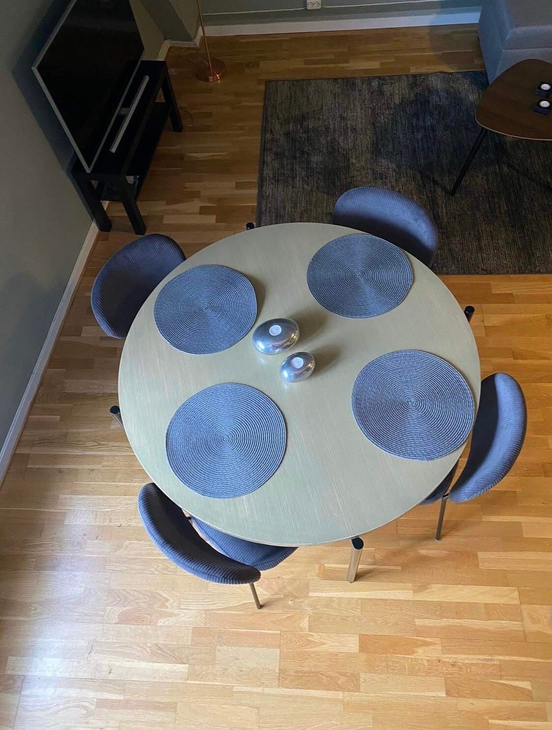 Utsikt fra loftstue ned på spisestue Galleribilde