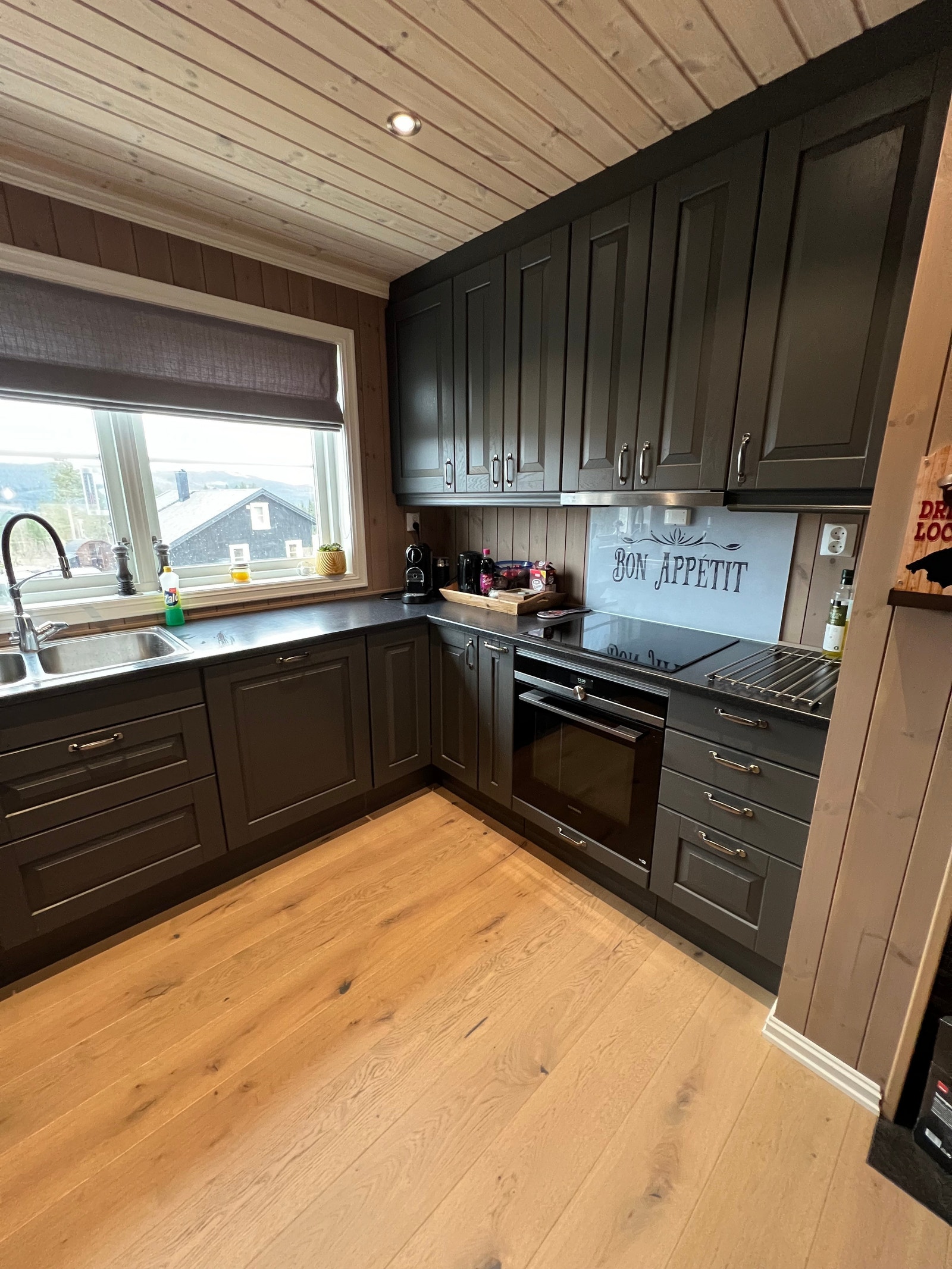 Godt utstyrt kjøkken (høyre side) Galleribilde