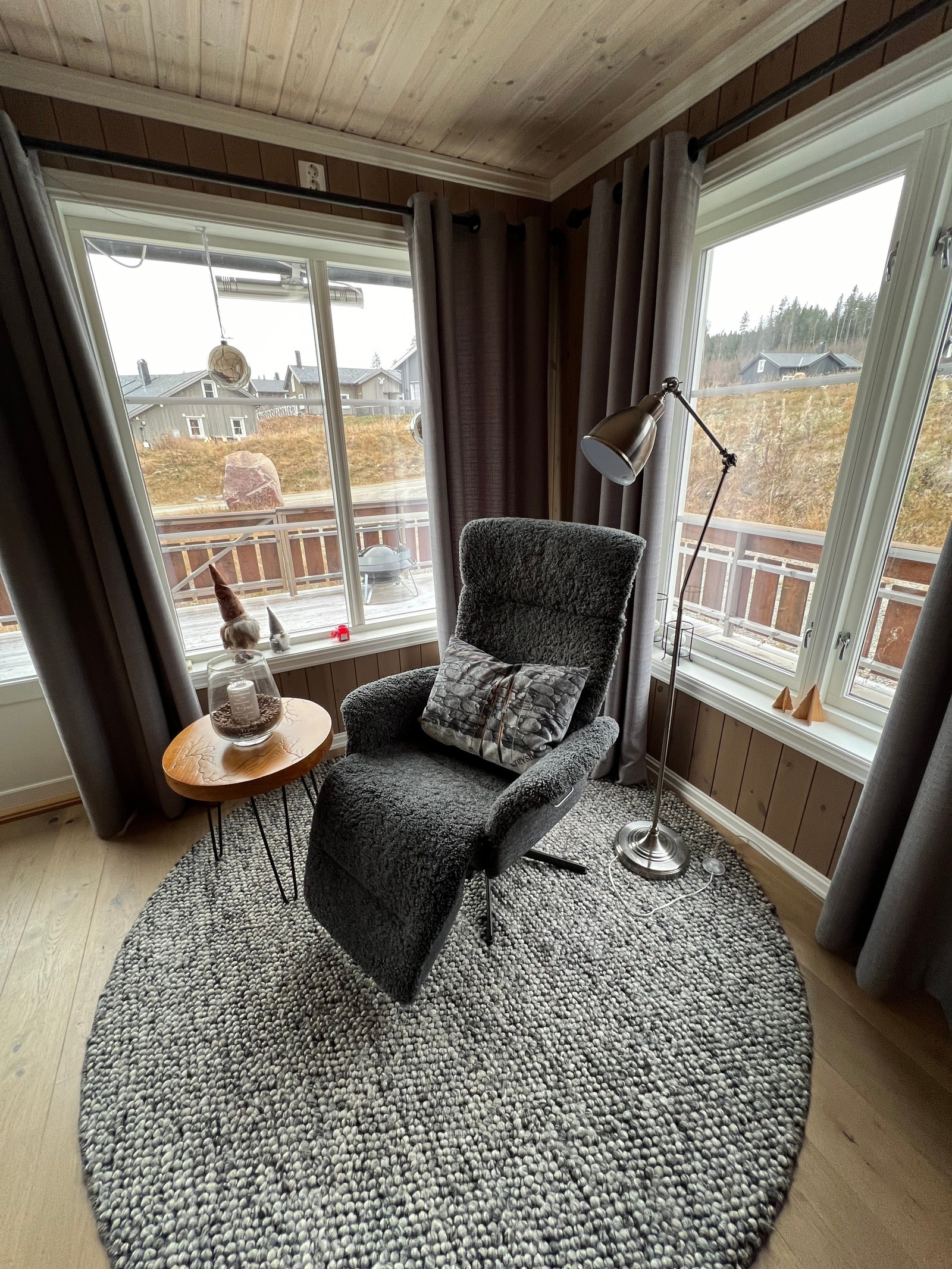 Favorittstol i stuen m saueskinn Galleribilde