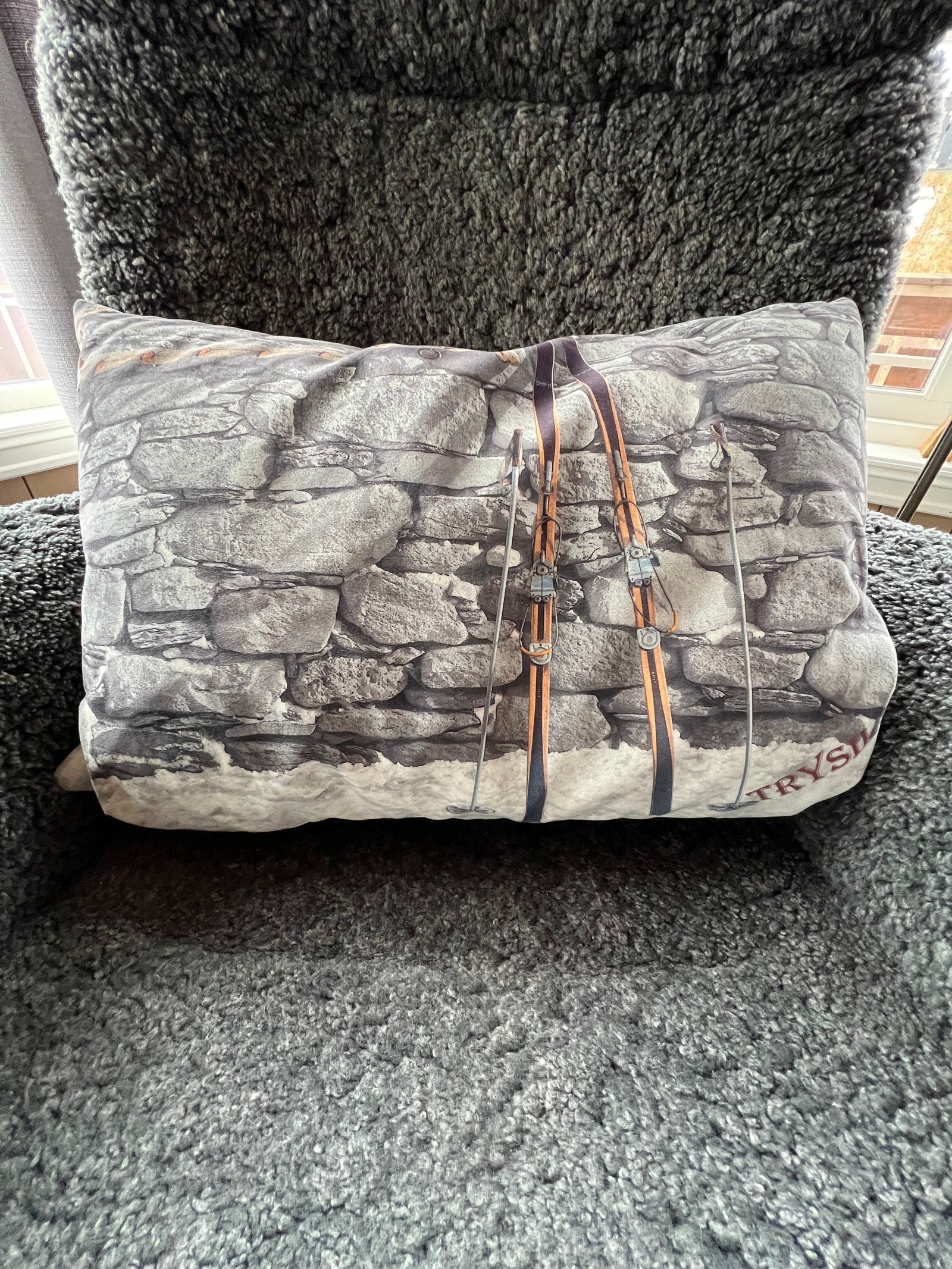 Detalj fra favorittstol i stuen Galleribilde