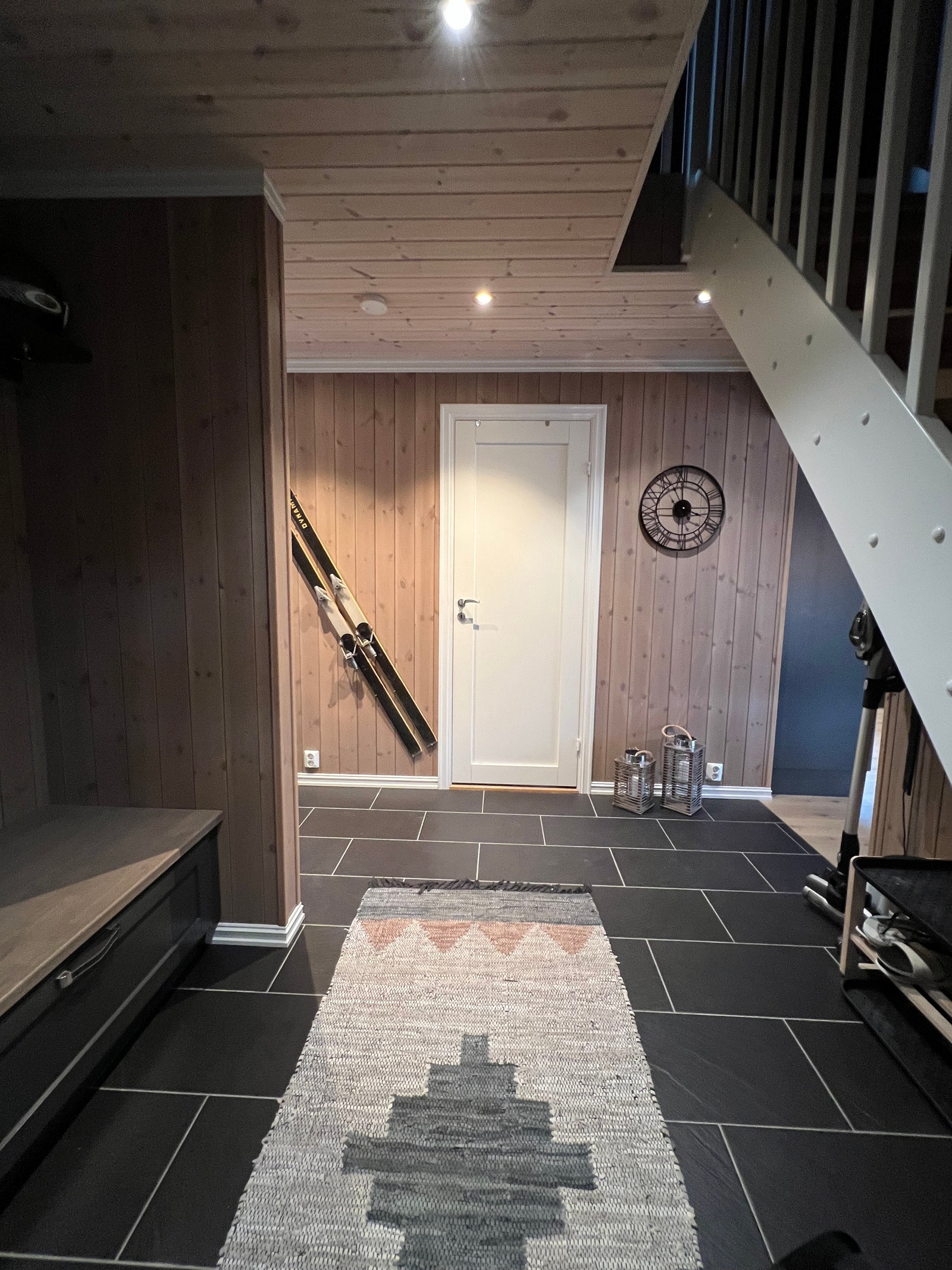 Velkommen! Fint inngangsparti med masse skapplass Galleribilde