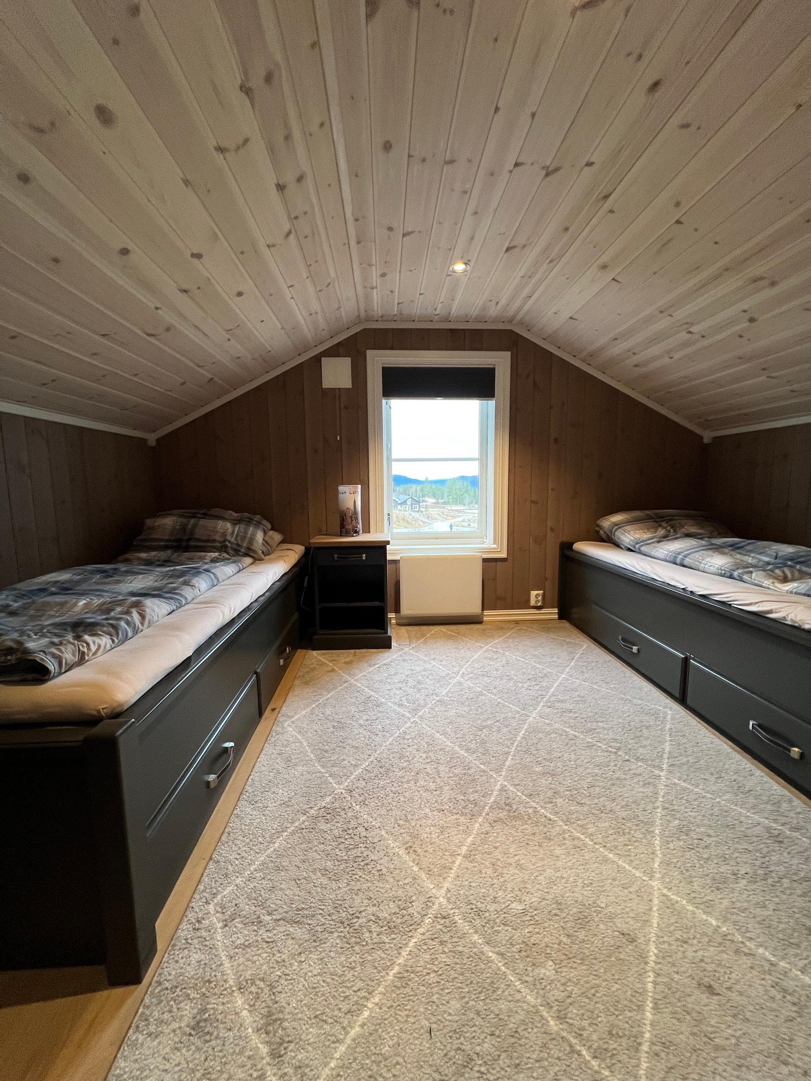 2 enkeltsenger på hems med god oppbevaringsplass Galleribilde