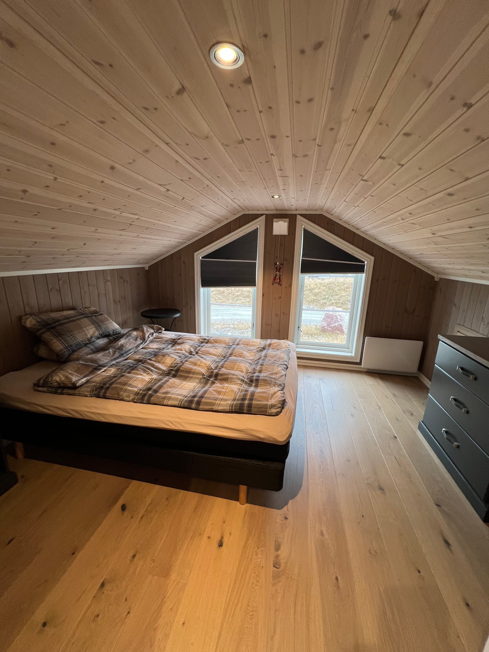 Dobbeltseng på hems, masse oppbevaringsplass Galleribilde