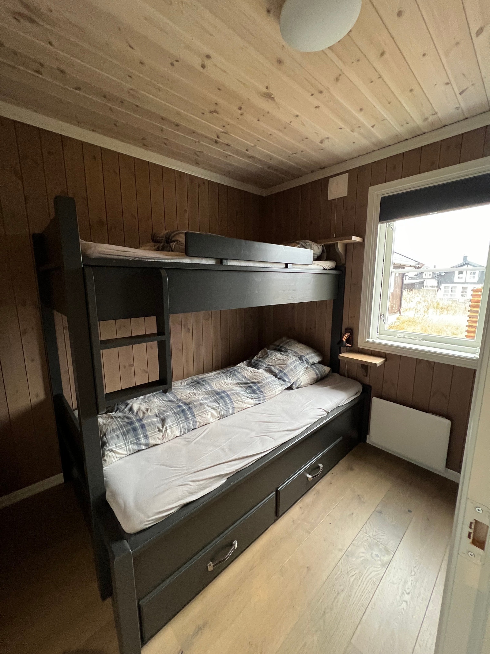 Køyeseng fra 1 etasje. Masse skapplass Galleribilde