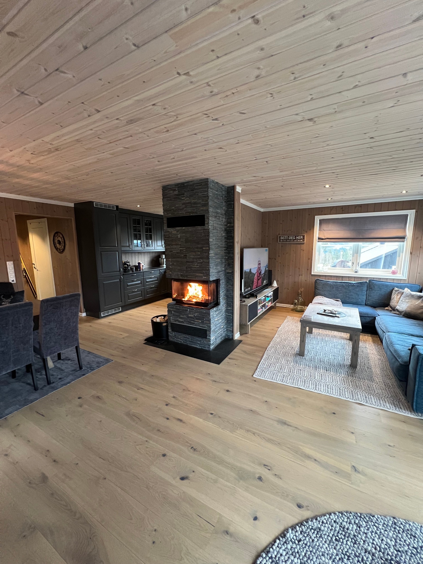 Kjøkken, spisestue og stue med peis Galleribilde