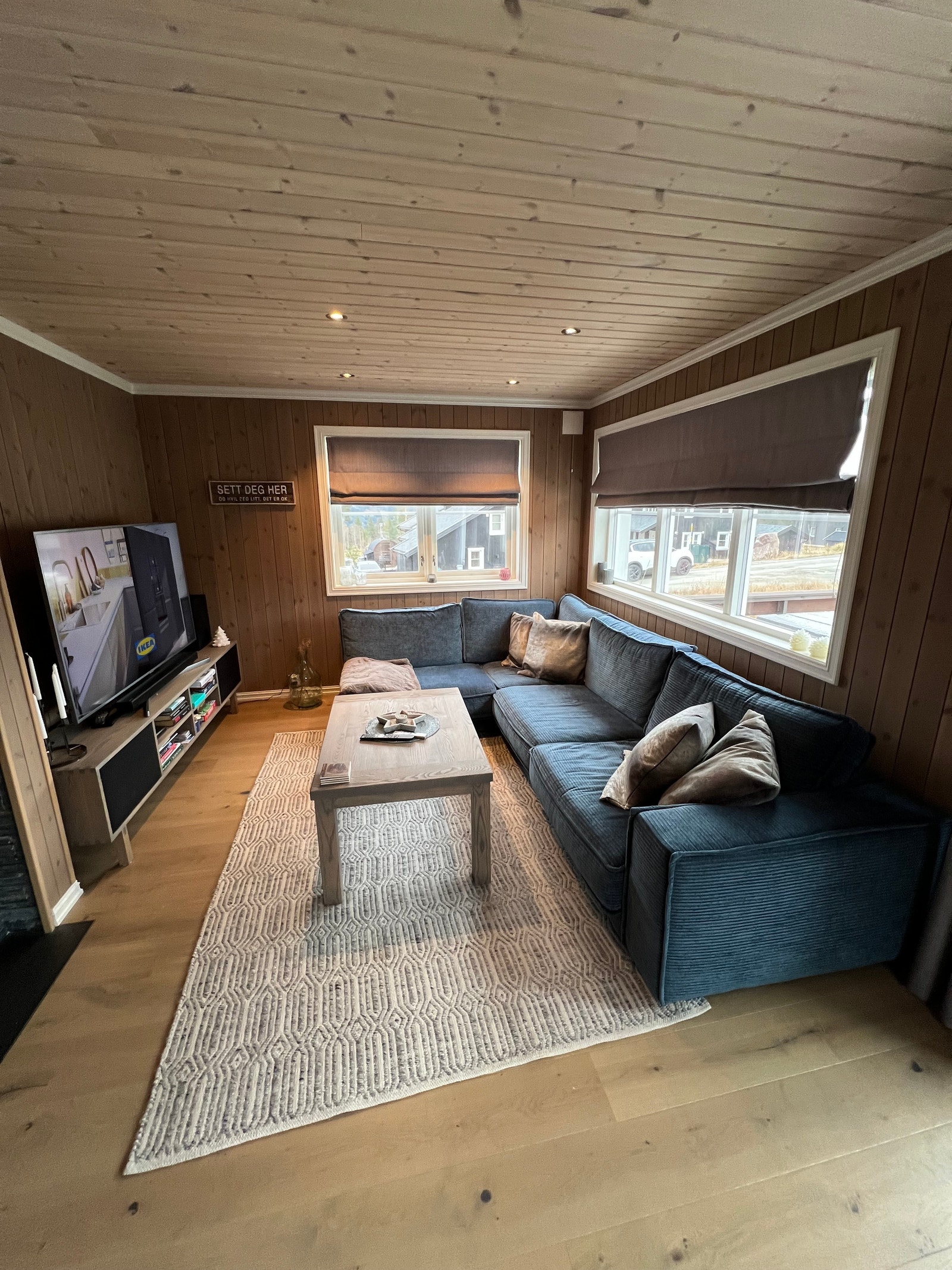 Stue med stor TV (WiFi/Netflix) Galleribilde