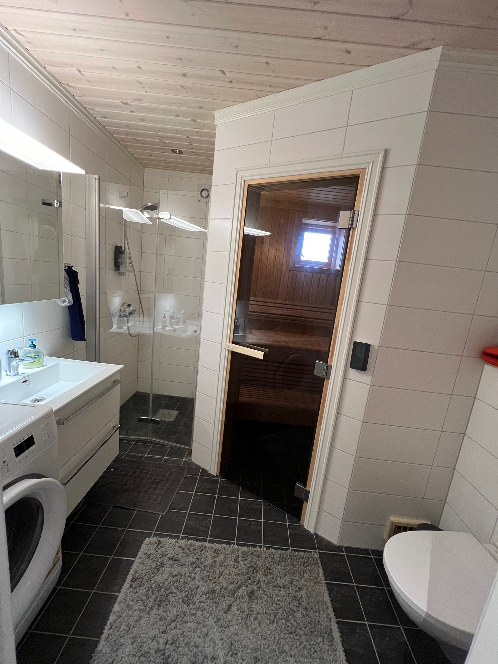 Bad med dusj/badstue i 1 etasje Galleribilde