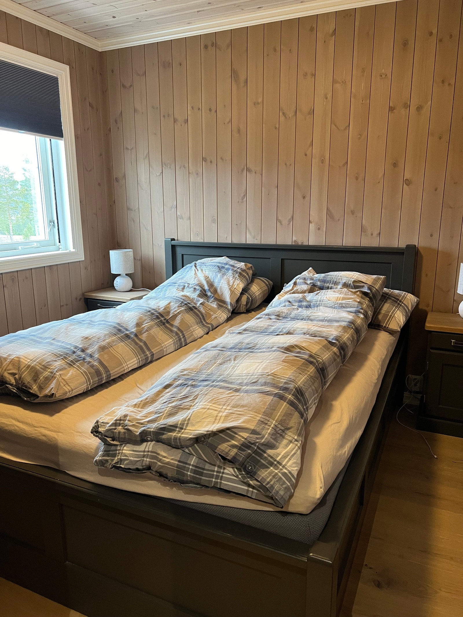 Dobbeltseng på soverom i 1 etasje, masse skapplass Galleribilde