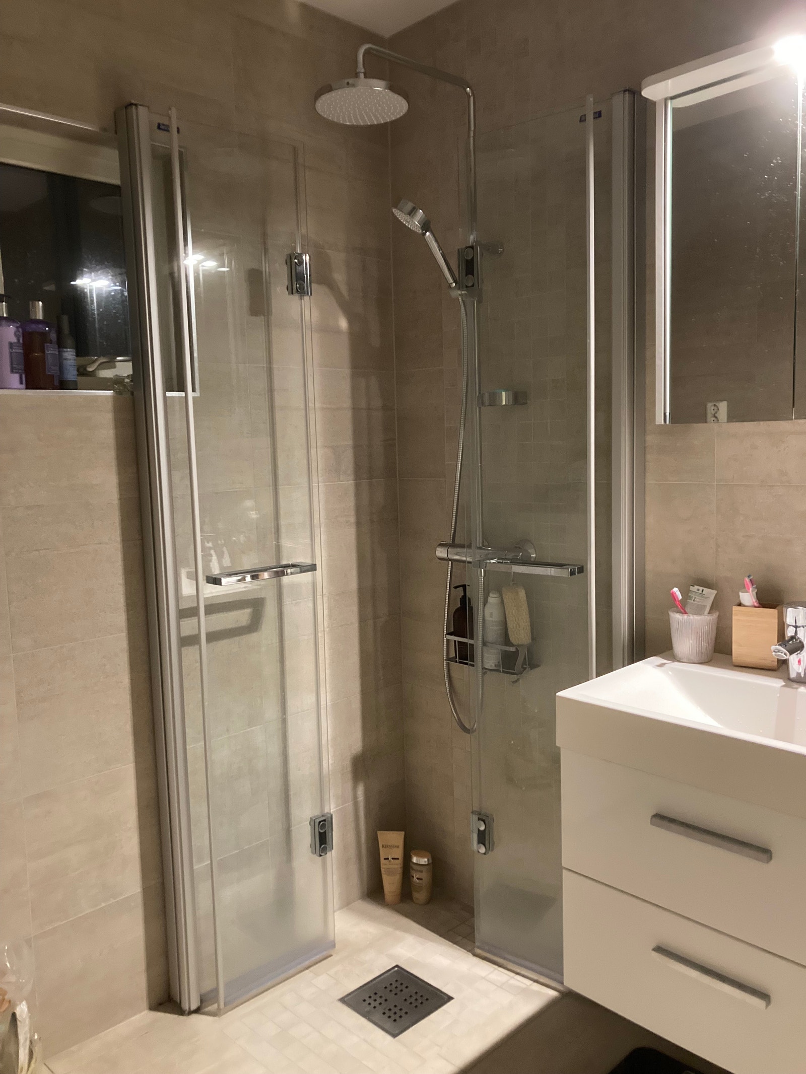 Splitter nytt SPA-dusjsett med takdusj og håndholdt dusjhode Galleribilde