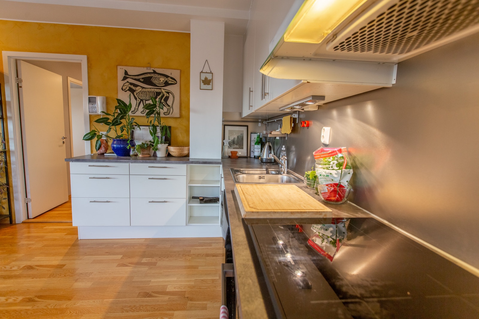 Kjøkken, med gode oppbevaringsmuligheter. Galleribilde