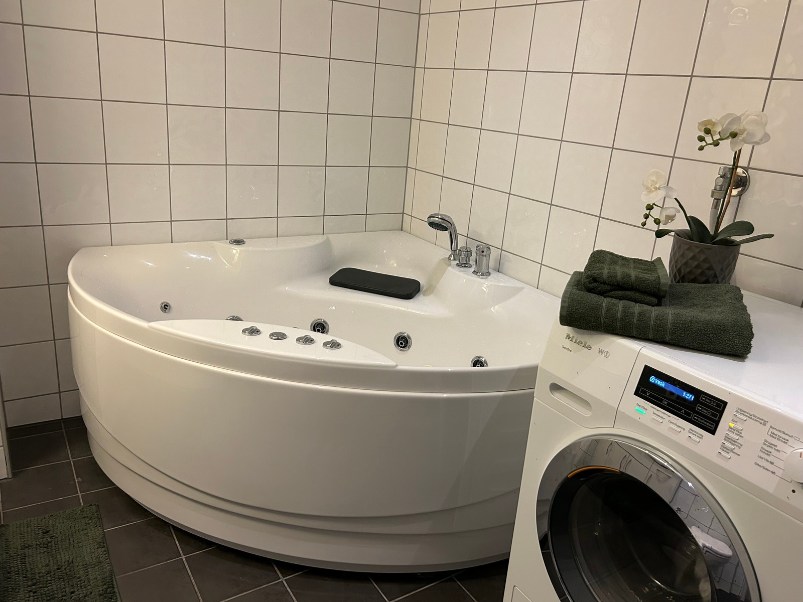 Badet er romslig med plass til boblekar og vaskemaskin. Galleribilde