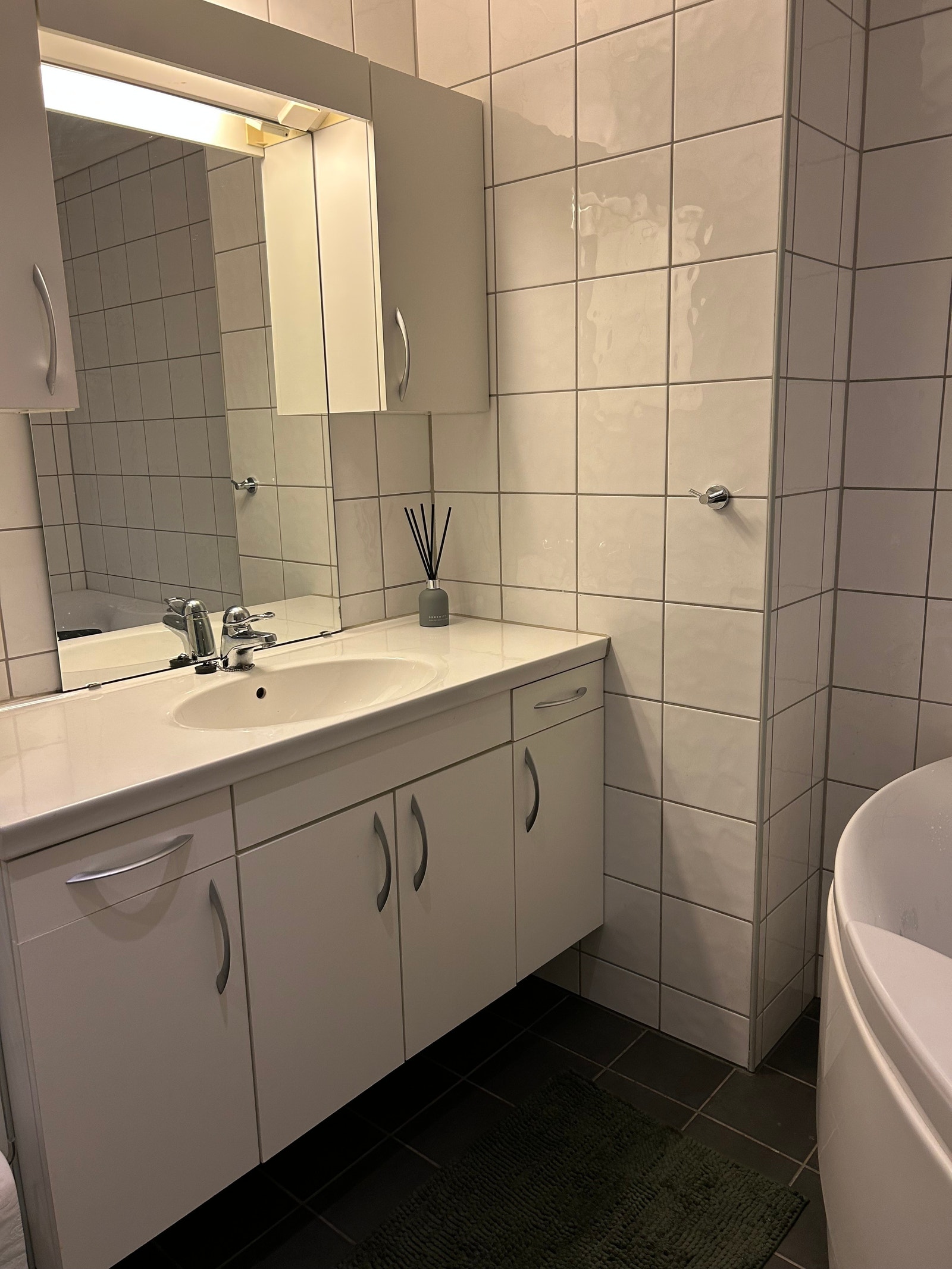 Baderomsinnredning fra Foss. Flislagt gulv og vegger. Galleribilde