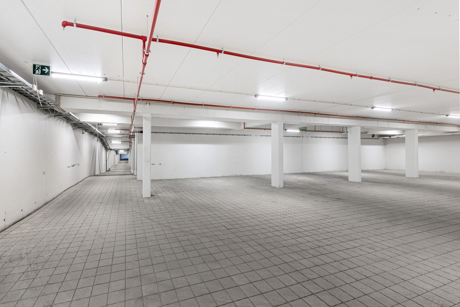 Romslige p-plasser med opplegg for installering av elbil-lader Galleribilde