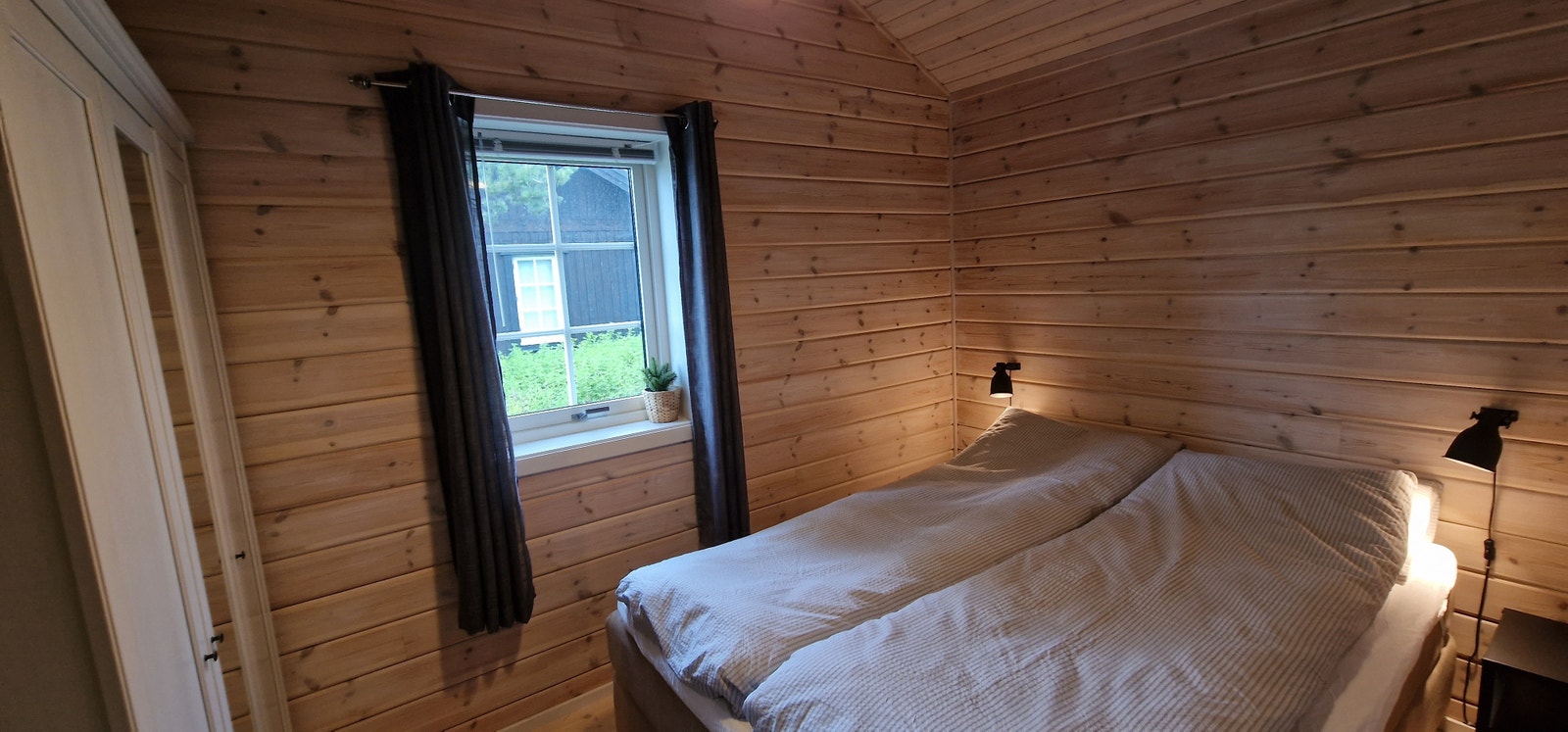 Soverom 2, queen size, dobbelt klesskap. Høyt og luftig under taket Galleribilde