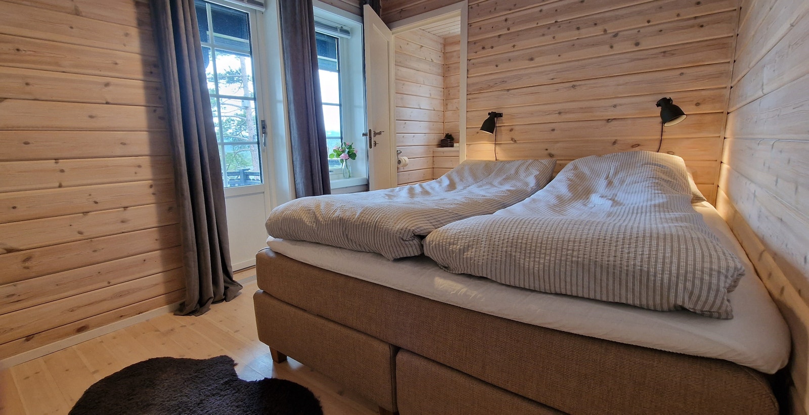 Soverom 1, queen size, med eget bad og ekstra utgang rett til terrasse og jacuzzi. Klesskap. Høyt og luftig under taket Galleribilde