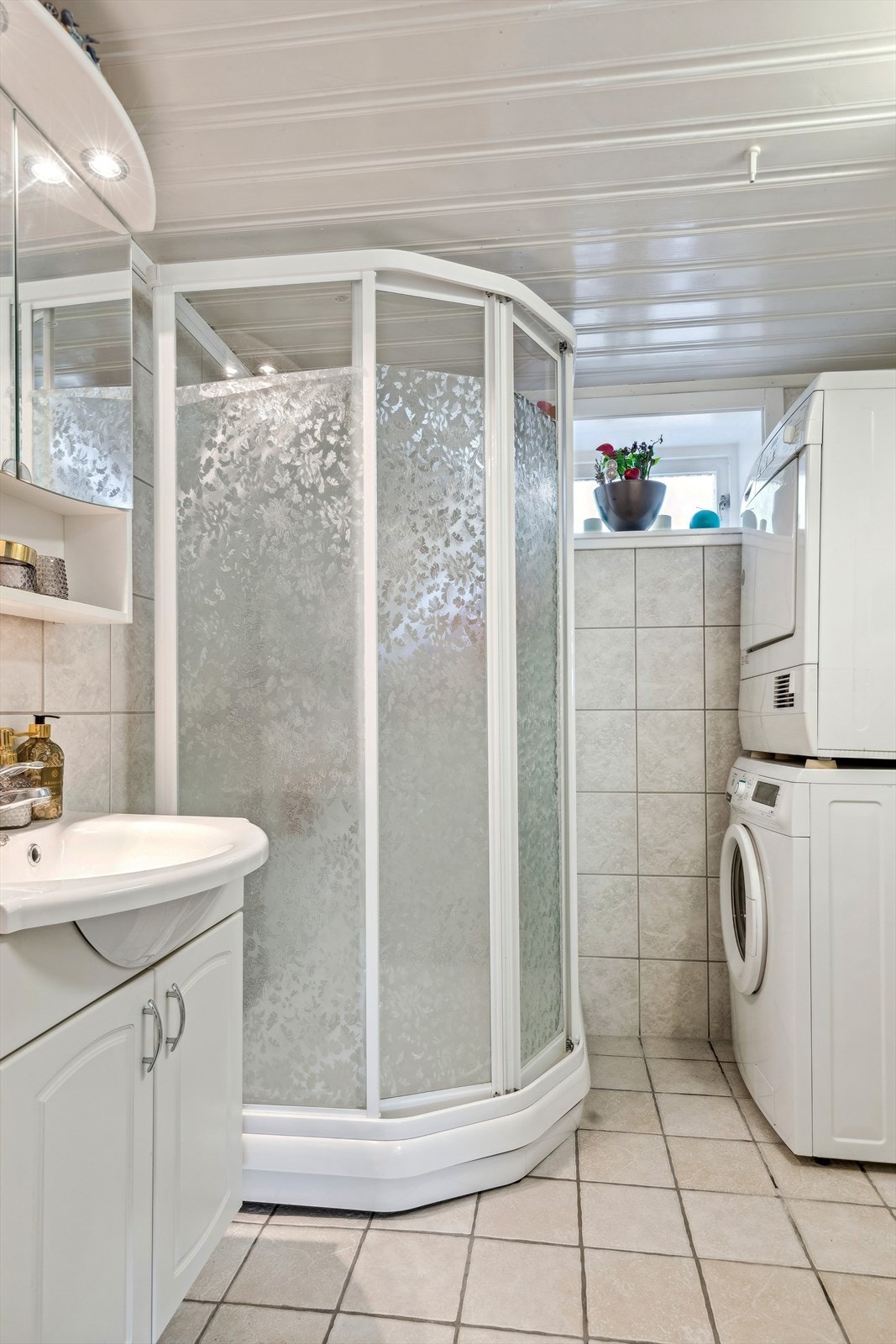 Bad og toalett. Vaskemaskin og Tørketrommel følger også med. Galleribilde