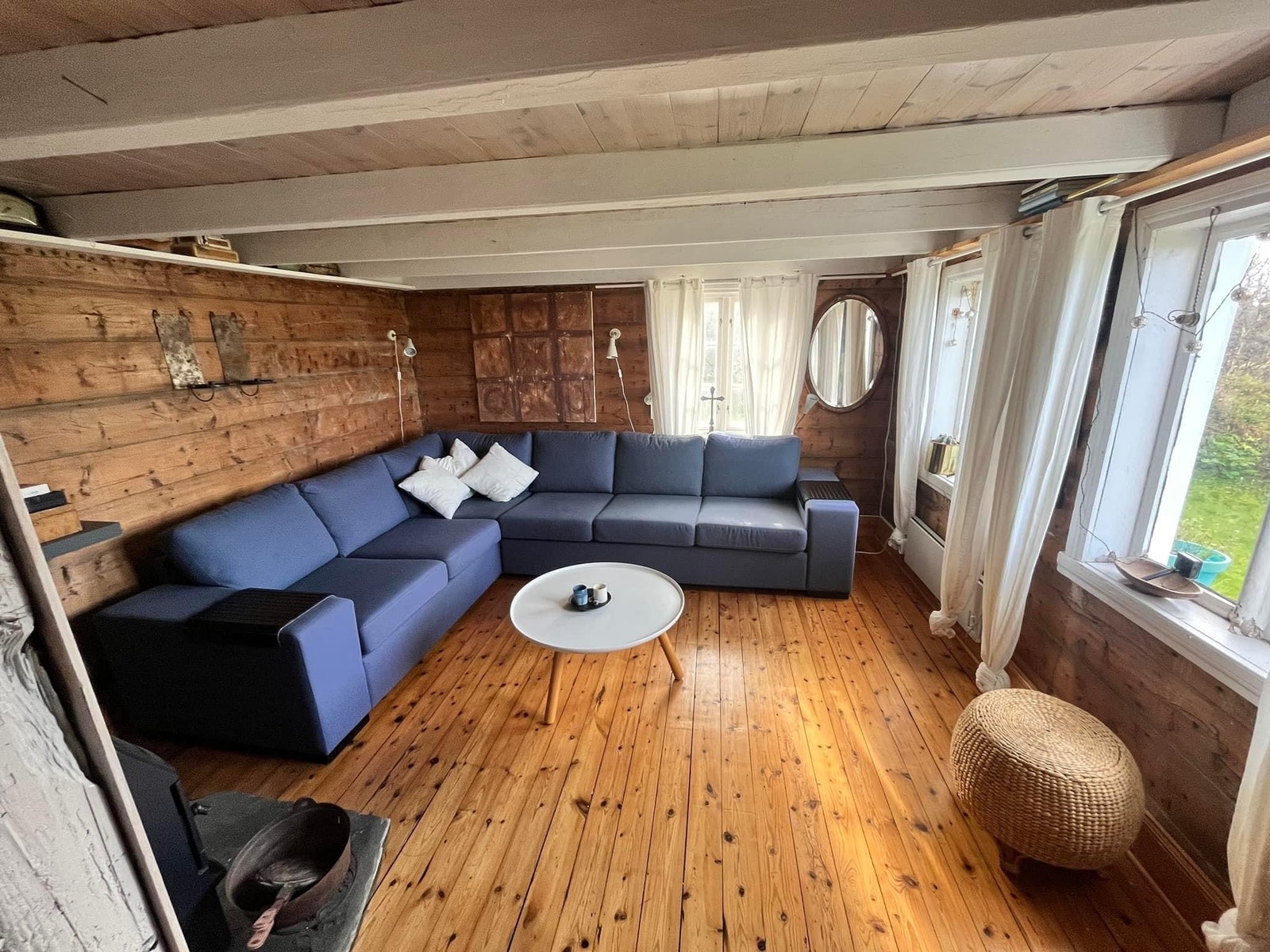 Stue med romslig sofa og ovn Galleribilde