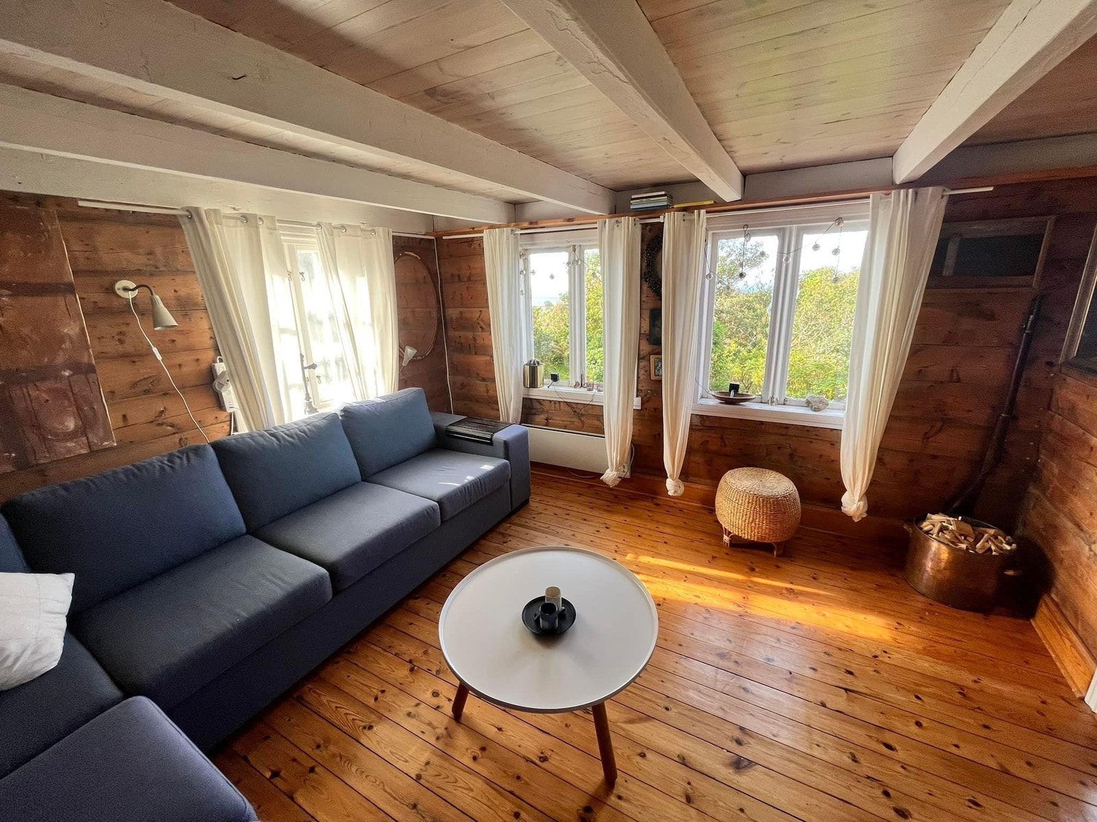 Stue med romslig sofa og ovn Galleribilde