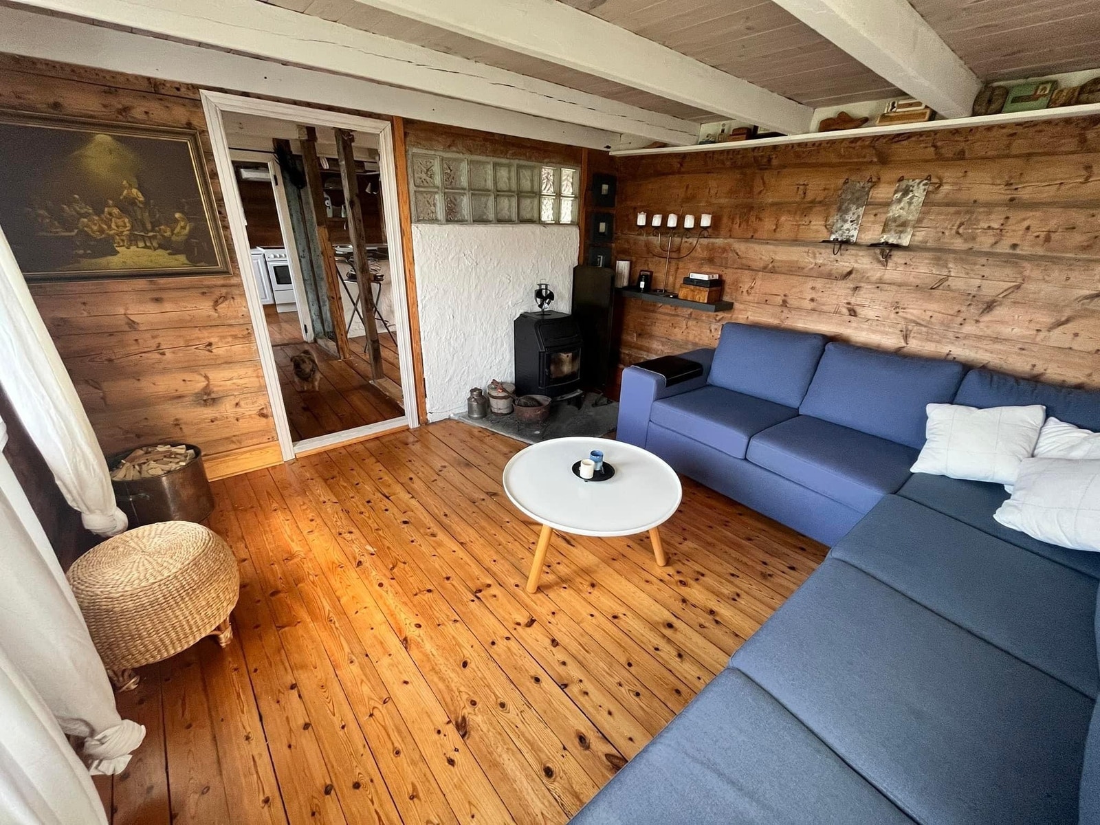 Stue med romslig sofa og ovn Galleribilde